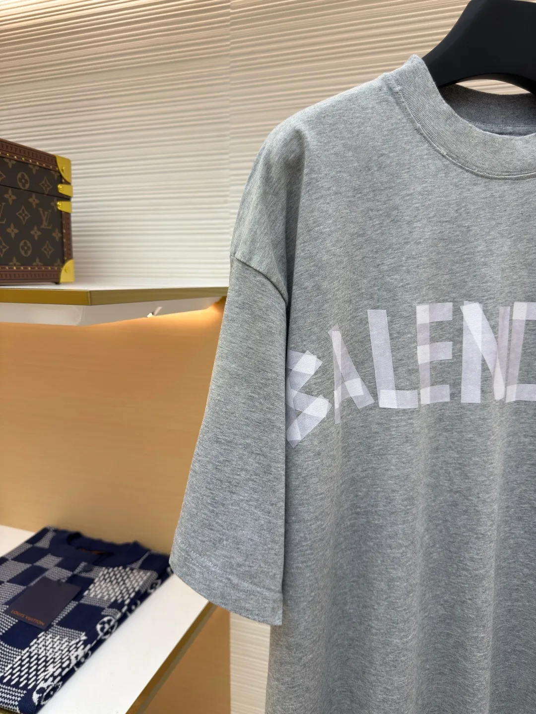 Balenciaga Masking Tape Short Sleeves ●Authentic product: Purchased and developed by 7520 ●Item No.: 1680278-A35 ●Fabric: Ribbed process ●Technology: Washed and brushed ●Version: Fitted version ●Weight: about 370 grams ●Size: 1-2-3-4 ●Description: The sleeves and hem are worn with a frayed effect. The inner lining is clean. No ends. No excess edges. The shoulders are frayed and the stitching is straight. Three-needle and five-thread craftsmanship. The shoulders are lined with taping. The fabric is made of distressed washed and brushed technology. The collar is designed with frayed holes. The ribbed fabric is custom-woven and dyed. The color is consistent and there is no color difference. Masking tape letters are used on the chest. The overall process of heavy craftsmanship. The washed fabric is comfortable and soft. The effect is worn and washed. The letters on the back are manually counter-positioned and shaped with a hot plate for glue printing. The overall wiring is straight and delicate, the fabric is comfortable and soft, and the color is consistent without color difference. It can be matched with the same style to create a fashionable look and control various occasions. Customized accessories, complete with three standards, same style for men and women!