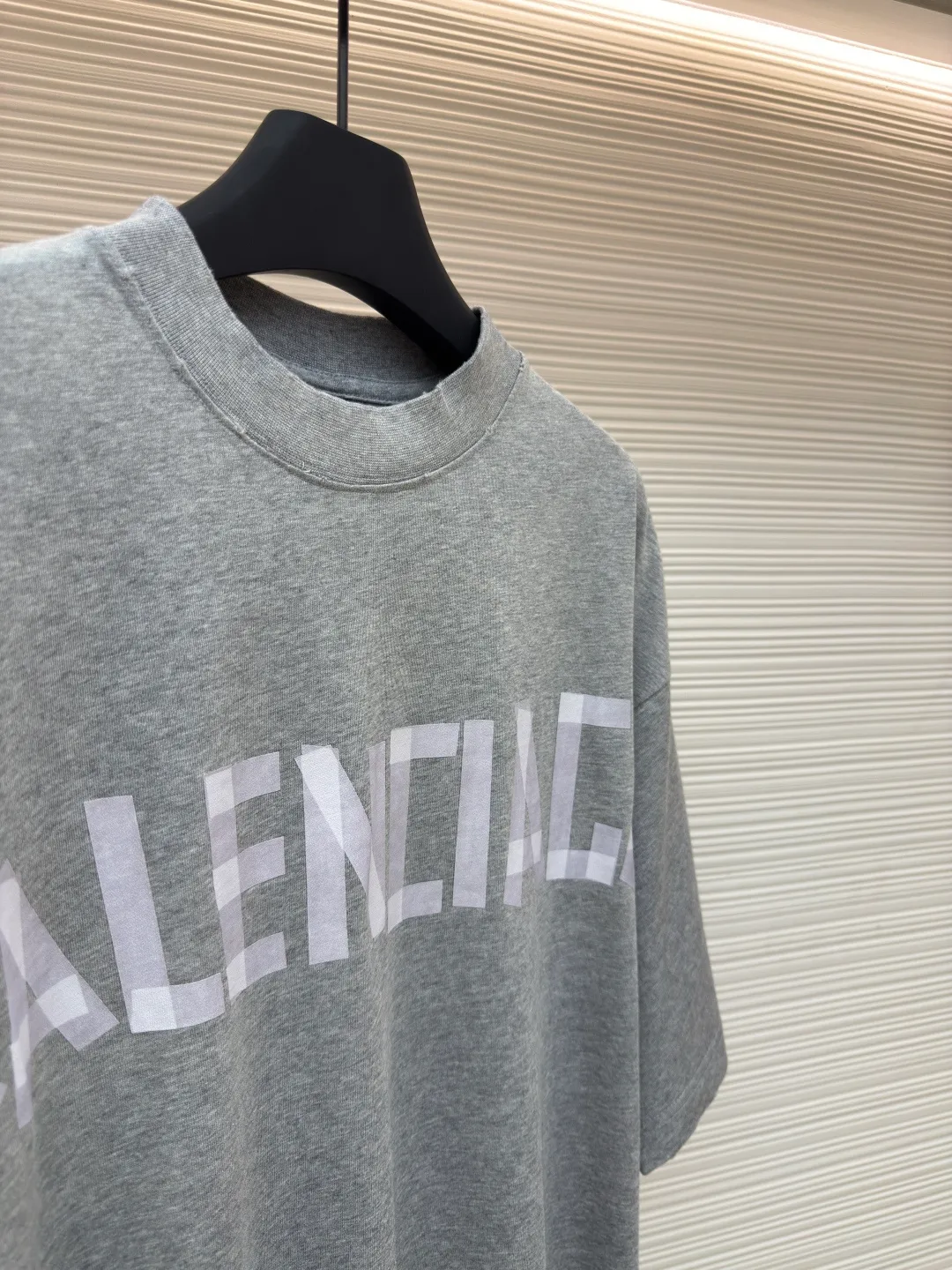 Balenciaga Masking Tape Short Sleeves ●Authentic product: Purchased and developed by 7520 ●Item No.: 1680278-A35 ●Fabric: Ribbed process ●Technology: Washed and brushed ●Version: Fitted version ●Weight: about 370 grams ●Size: 1-2-3-4 ●Description: The sleeves and hem are worn with a frayed effect. The inner lining is clean. No ends. No excess edges. The shoulders are frayed and the stitching is straight. Three-needle and five-thread craftsmanship. The shoulders are lined with taping. The fabric is made of distressed washed and brushed technology. The collar is designed with frayed holes. The ribbed fabric is custom-woven and dyed. The color is consistent and there is no color difference. Masking tape letters are used on the chest. The overall process of heavy craftsmanship. The washed fabric is comfortable and soft. The effect is worn and washed. The letters on the back are manually counter-positioned and shaped with a hot plate for glue printing. The overall wiring is straight and delicate, the fabric is comfortable and soft, and the color is consistent without color difference. It can be matched with the same style to create a fashionable look and control various occasions. Customized accessories, complete with three standards, same style for men and women!