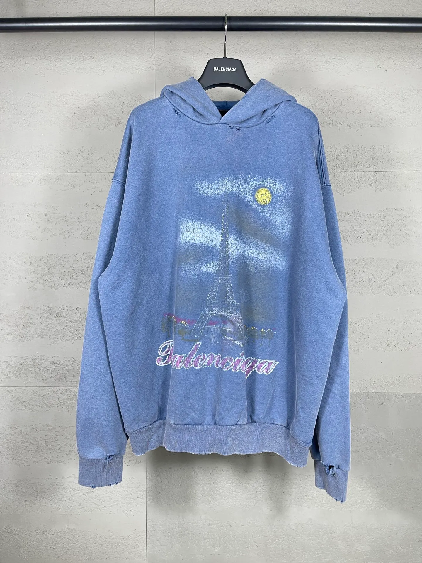 🅿️370 real photos [Top version. Official website quality] BALENCI*GA/Paris. 2024 latest autumn and winter Paris Eiffel Tower direct-injection white ink gradient color printing washed and worn hooded sweatshirt. Overweight craftsmanship, brick cabinet synchronization. ⚠️Distinguish the market currency, genuine product development, welcome to compare! The weight is 460 grams, ground. The hand-painted is consistent with ZP, and the printing uses Kornit digital direct printing. The garments are washed and worn. The whole piece is designed with extra heavy craftsmanship. Comparisons welcome. The version adopts OS loose shoulder design. Same style for men and women. Code: BL238919 Color: pink, washed blue Size: XS. S. M. L