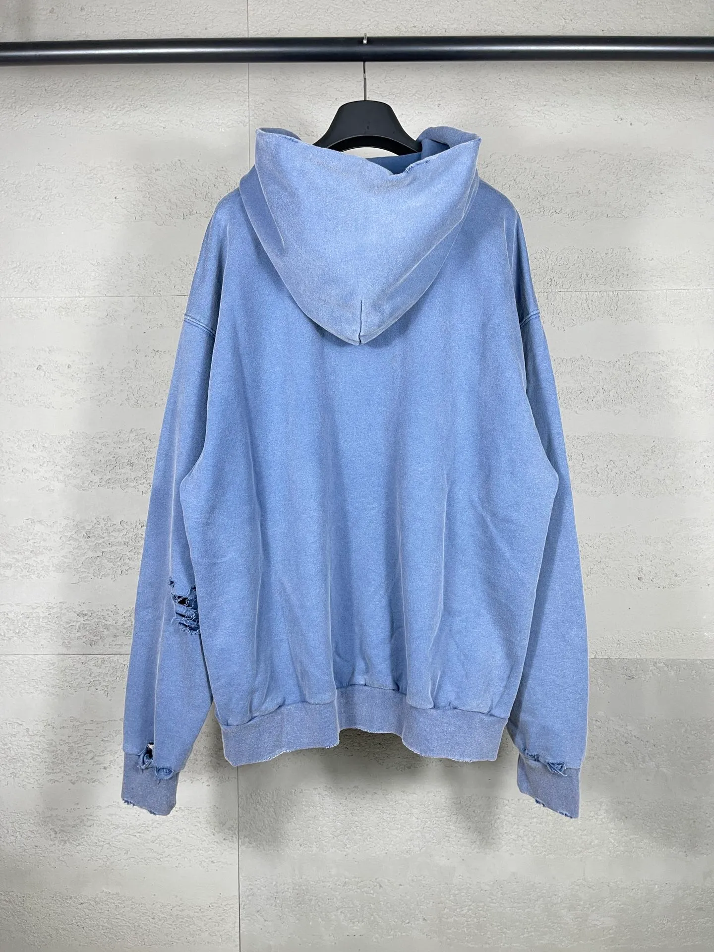 🅿️370 real photos [Top version. Official website quality] BALENCI*GA/Paris. 2024 latest autumn and winter Paris Eiffel Tower direct-injection white ink gradient color printing washed and worn hooded sweatshirt. Overweight craftsmanship, brick cabinet synchronization. ⚠️Distinguish the market currency, genuine product development, welcome to compare! The weight is 460 grams, ground. The hand-painted is consistent with ZP, and the printing uses Kornit digital direct printing. The garments are washed and worn. The whole piece is designed with extra heavy craftsmanship. Comparisons welcome. The version adopts OS loose shoulder design. Same style for men and women. Code: BL238919 Color: pink, washed blue Size: XS. S. M. L