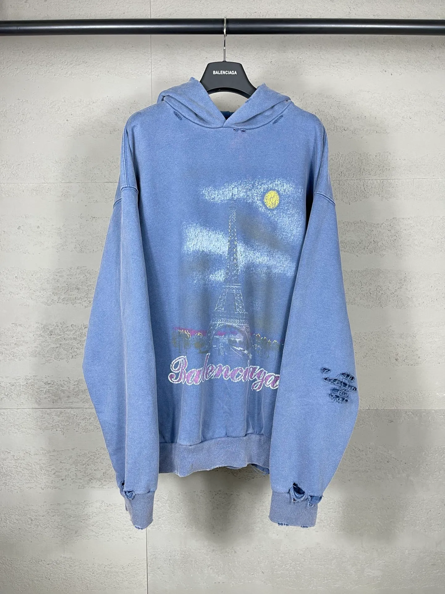 🅿️370 real photos [Top version. Official website quality] BALENCI*GA/Paris. 2024 latest autumn and winter Paris Eiffel Tower direct-injection white ink gradient color printing washed and worn hooded sweatshirt. Overweight craftsmanship, brick cabinet synchronization. ⚠️Distinguish the market currency, genuine product development, welcome to compare! The weight is 460 grams, ground. The hand-painted is consistent with ZP, and the printing uses Kornit digital direct printing. The garments are washed and worn. The whole piece is designed with extra heavy craftsmanship. Comparisons welcome. The version adopts OS loose shoulder design. Same style for men and women. Code: BL238919 Color: pink, washed blue Size: XS. S. M. L