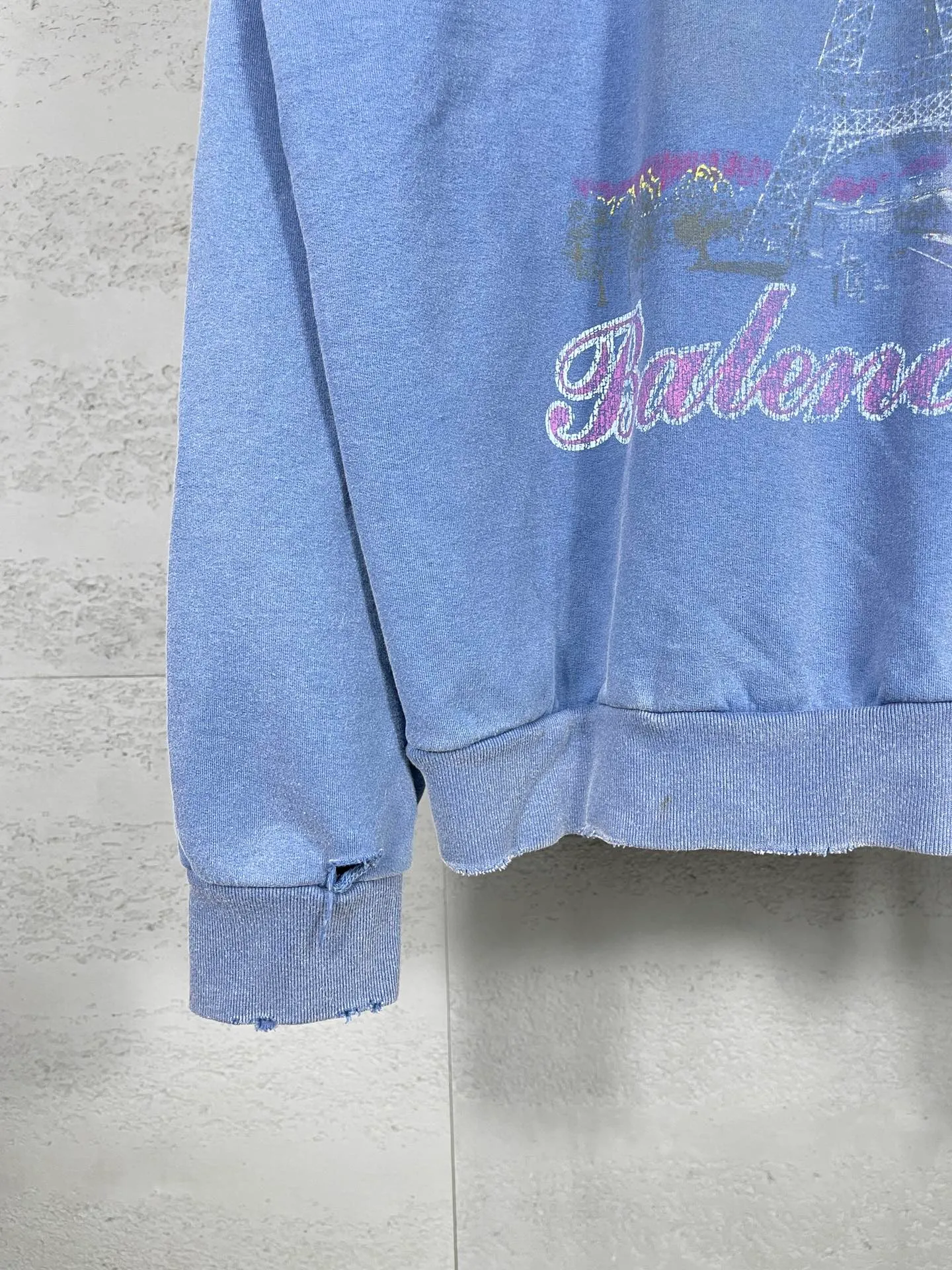 🅿️370 real photos [Top version. Official website quality] BALENCI*GA/Paris. 2024 latest autumn and winter Paris Eiffel Tower direct-injection white ink gradient color printing washed and worn hooded sweatshirt. Overweight craftsmanship, brick cabinet synchronization. ⚠️Distinguish the market currency, genuine product development, welcome to compare! The weight is 460 grams, ground. The hand-painted is consistent with ZP, and the printing uses Kornit digital direct printing. The garments are washed and worn. The whole piece is designed with extra heavy craftsmanship. Comparisons welcome. The version adopts OS loose shoulder design. Same style for men and women. Code: BL238919 Color: pink, washed blue Size: XS. S. M. L
