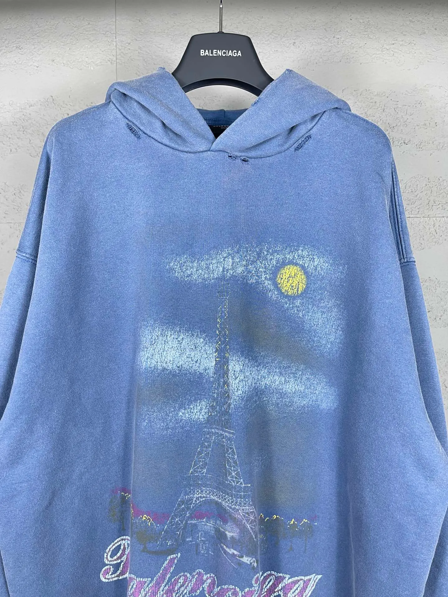 🅿️370 real photos [Top version. Official website quality] BALENCI*GA/Paris. 2024 latest autumn and winter Paris Eiffel Tower direct-injection white ink gradient color printing washed and worn hooded sweatshirt. Overweight craftsmanship, brick cabinet synchronization. ⚠️Distinguish the market currency, genuine product development, welcome to compare! The weight is 460 grams, ground. The hand-painted is consistent with ZP, and the printing uses Kornit digital direct printing. The garments are washed and worn. The whole piece is designed with extra heavy craftsmanship. Comparisons welcome. The version adopts OS loose shoulder design. Same style for men and women. Code: BL238919 Color: pink, washed blue Size: XS. S. M. L
