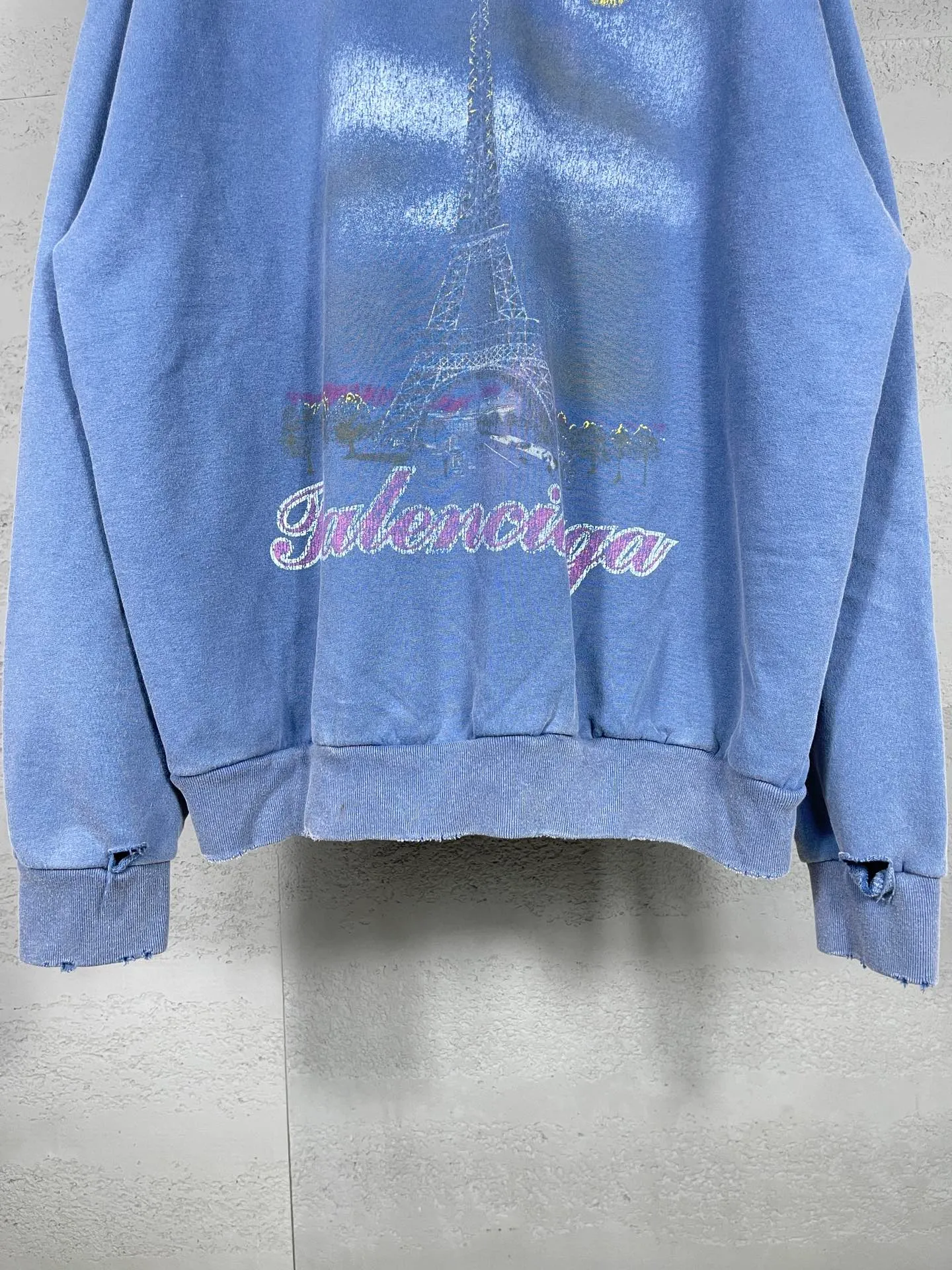 🅿️370 real photos [Top version. Official website quality] BALENCI*GA/Paris. 2024 latest autumn and winter Paris Eiffel Tower direct-injection white ink gradient color printing washed and worn hooded sweatshirt. Overweight craftsmanship, brick cabinet synchronization. ⚠️Distinguish the market currency, genuine product development, welcome to compare! The weight is 460 grams, ground. The hand-painted is consistent with ZP, and the printing uses Kornit digital direct printing. The garments are washed and worn. The whole piece is designed with extra heavy craftsmanship. Comparisons welcome. The version adopts OS loose shoulder design. Same style for men and women. Code: BL238919 Color: pink, washed blue Size: XS. S. M. L