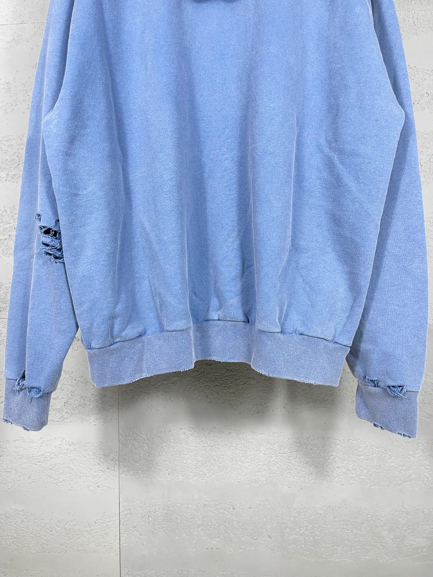 🅿️370 real photos [Top version. Official website quality] BALENCI*GA/Paris. 2024 latest autumn and winter Paris Eiffel Tower direct-injection white ink gradient color printing washed and worn hooded sweatshirt. Overweight craftsmanship, brick cabinet synchronization. ⚠️Distinguish the market currency, genuine product development, welcome to compare! The weight is 460 grams, ground. The hand-painted is consistent with ZP, and the printing uses Kornit digital direct printing. The garments are washed and worn. The whole piece is designed with extra heavy craftsmanship. Comparisons welcome. The version adopts OS loose shoulder design. Same style for men and women. Code: BL238919 Color: pink, washed blue Size: XS. S. M. L