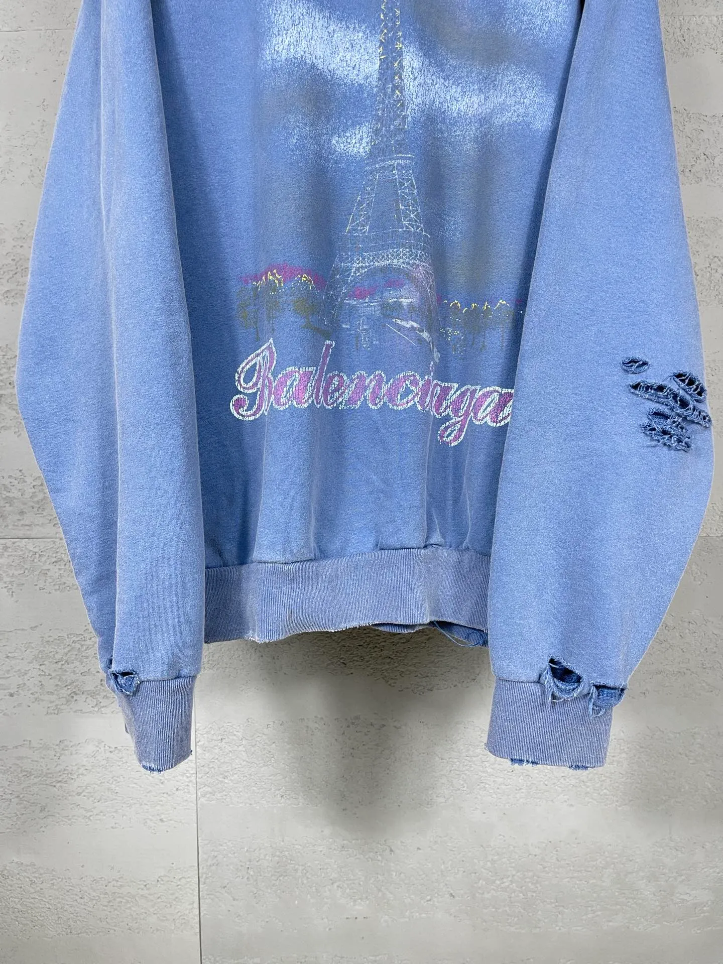 🅿️370 real photos [Top version. Official website quality] BALENCI*GA/Paris. 2024 latest autumn and winter Paris Eiffel Tower direct-injection white ink gradient color printing washed and worn hooded sweatshirt. Overweight craftsmanship, brick cabinet synchronization. ⚠️Distinguish the market currency, genuine product development, welcome to compare! The weight is 460 grams, ground. The hand-painted is consistent with ZP, and the printing uses Kornit digital direct printing. The garments are washed and worn. The whole piece is designed with extra heavy craftsmanship. Comparisons welcome. The version adopts OS loose shoulder design. Same style for men and women. Code: BL238919 Color: pink, washed blue Size: XS. S. M. L