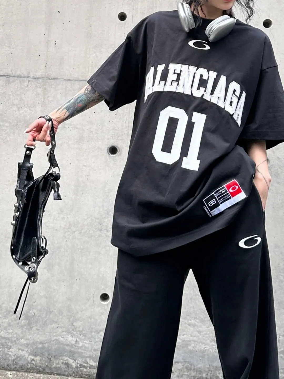 ♻️💯Refer to the model picture for the upper body❤️Top version Balenciaga SS25 front letter embroidery printed round neck short-sleeved T-shirt high weight double yarn pure cotton fabric loose fit Purchase the original pattern making sample and benchmark the original fabric, version and details Fabric: 100% cotton fabric is used, and imported cotton yarn is used. Soft, skin-friendly and non-irritating.  Craftsmanship: The clothing is a front-shoulder version, and all pieces are cut one-to-one by professional masters. Details: All accessories are genuine one-to-one custom-made and fully equipped, including the buttons on the front of the clothing.  Purchase the original benchmarking details fabric, high version, heavy weight 320g double yarn pure cotton fabric, color: blue, black, white, code number: XS S M L P: 310