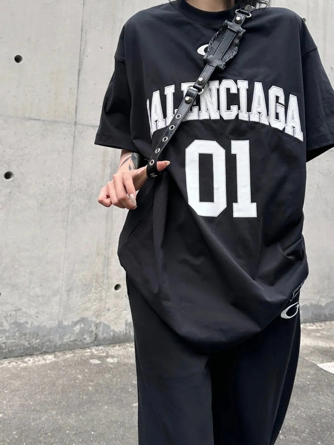 ♻️💯Refer to the model picture for the upper body❤️Top version Balenciaga SS25 front letter embroidery printed round neck short-sleeved T-shirt high weight double yarn pure cotton fabric loose fit Purchase the original pattern making sample and benchmark the original fabric, version and details Fabric: 100% cotton fabric is used, and imported cotton yarn is used. Soft, skin-friendly and non-irritating.  Craftsmanship: The clothing is a front-shoulder version, and all pieces are cut one-to-one by professional masters. Details: All accessories are genuine one-to-one custom-made and fully equipped, including the buttons on the front of the clothing.  Purchase the original benchmarking details fabric, high version, heavy weight 320g double yarn pure cotton fabric, color: blue, black, white, code number: XS S M L P: 310