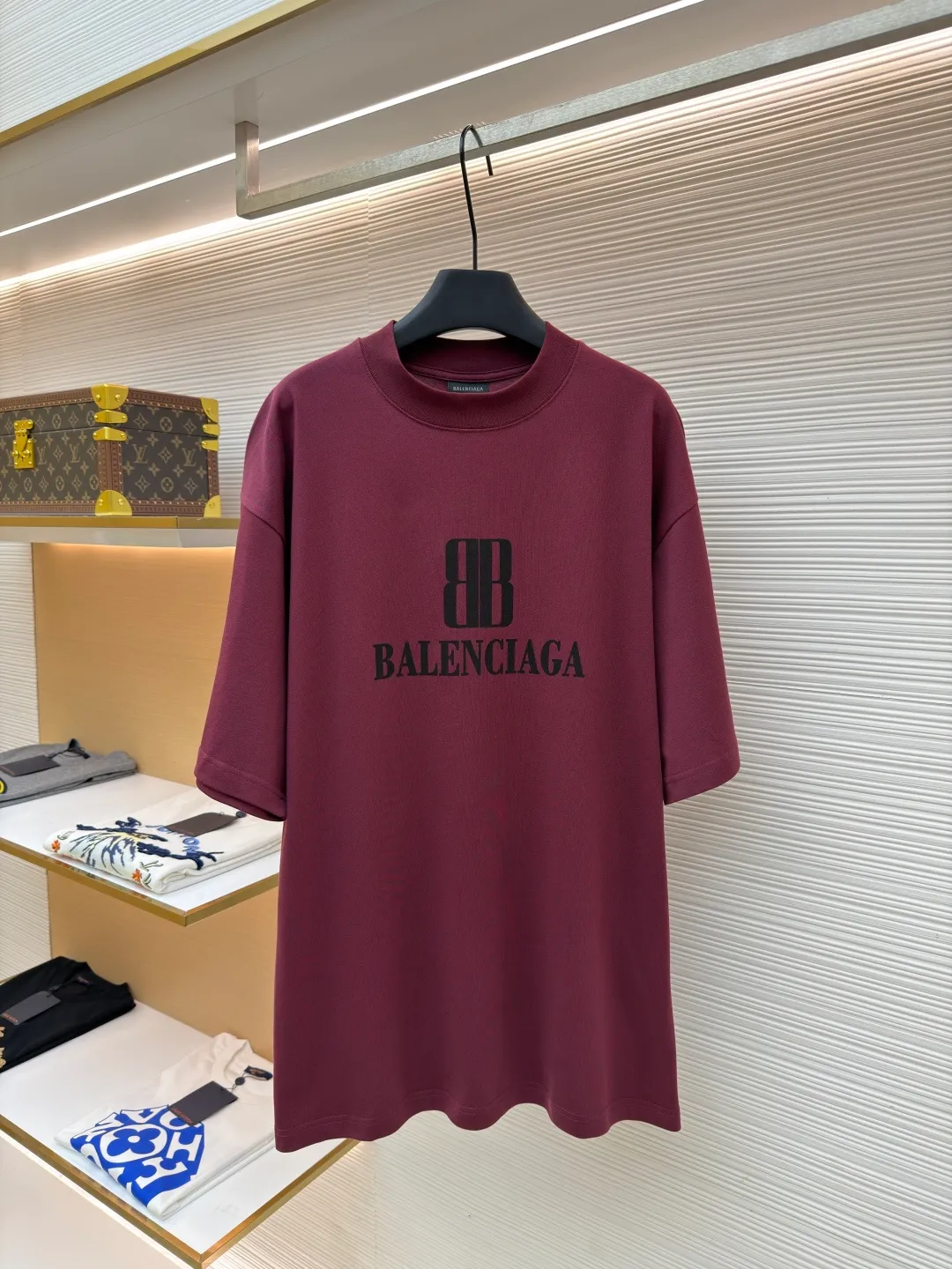 Balenciaga nano BB printed short sleeves ●Original version: 4600 purchase and development ●Item number: 1682350-X90 ●Fabric: moire jersey fabric ●Technology: glue printing production ●Color: burgundy ●Version: loose version ●Weight: about 330 grams ●Size: The layered texture carrier is embellished with the exquisite Balenciaga nano BB art on the chest and stamped with a silver-gray artistic seal. It is a concrete expression of the brand's soul. Use every outfit to outline your own fashion picture. Glue printing is used. The chest printing has been modified three times with the film screen. The glue liquid paint is used to print the pattern on the fabric. The fabric is baked to fix the printed pattern. The fabric has been washed. It has a better hand feel and texture. It is not easy to deform, not easy to shrink, not easy to fade, and maintains long-term beauty. The overall wiring is straight and delicate, the fabric is comfortable and soft, and the color is consistent without color difference. It can be matched with the same style to create a fashionable look and control various occasions. Customized accessories, complete with three standards, same style for men and women!