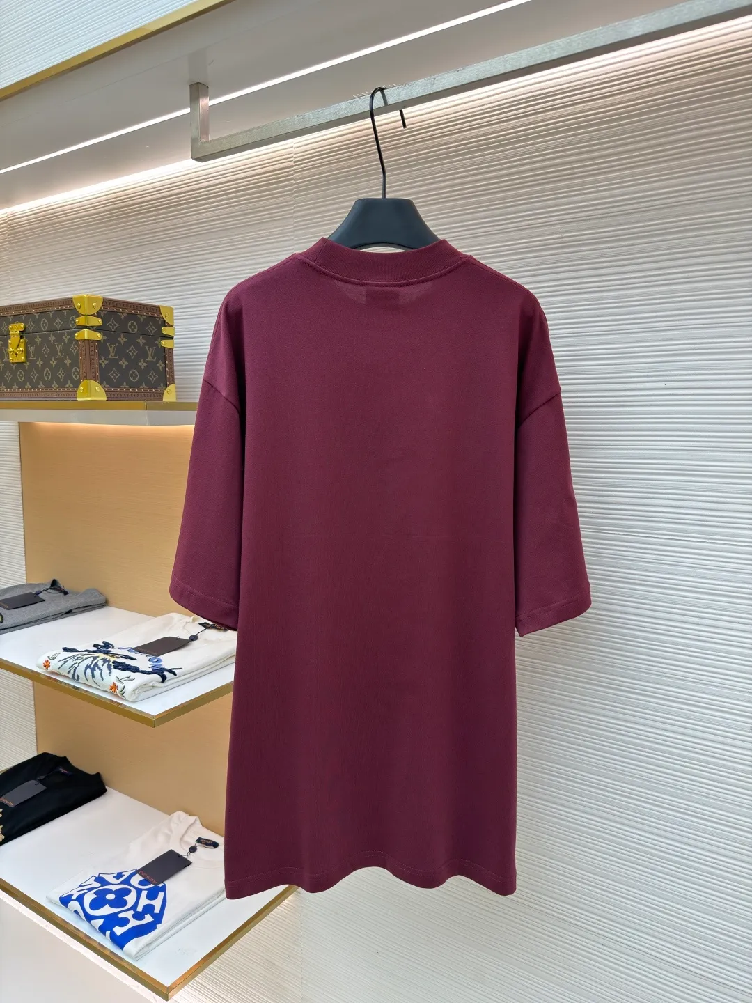 Balenciaga nano BB printed short sleeves ●Original version: 4600 purchase and development ●Item number: 1682350-X90 ●Fabric: moire jersey fabric ●Technology: glue printing production ●Color: burgundy ●Version: loose version ●Weight: about 330 grams ●Size: The layered texture carrier is embellished with the exquisite Balenciaga nano BB art on the chest and stamped with a silver-gray artistic seal. It is a concrete expression of the brand's soul. Use every outfit to outline your own fashion picture. Glue printing is used. The chest printing has been modified three times with the film screen. The glue liquid paint is used to print the pattern on the fabric. The fabric is baked to fix the printed pattern. The fabric has been washed. It has a better hand feel and texture. It is not easy to deform, not easy to shrink, not easy to fade, and maintains long-term beauty. The overall wiring is straight and delicate, the fabric is comfortable and soft, and the color is consistent without color difference. It can be matched with the same style to create a fashionable look and control various occasions. Customized accessories, complete with three standards, same style for men and women!