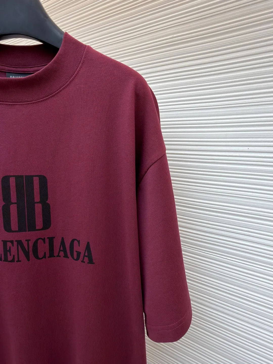 Balenciaga nano BB printed short sleeves ●Original version: 4600 purchase and development ●Item number: 1682350-X90 ●Fabric: moire jersey fabric ●Technology: glue printing production ●Color: burgundy ●Version: loose version ●Weight: about 330 grams ●Size: The layered texture carrier is embellished with the exquisite Balenciaga nano BB art on the chest and stamped with a silver-gray artistic seal. It is a concrete expression of the brand's soul. Use every outfit to outline your own fashion picture. Glue printing is used. The chest printing has been modified three times with the film screen. The glue liquid paint is used to print the pattern on the fabric. The fabric is baked to fix the printed pattern. The fabric has been washed. It has a better hand feel and texture. It is not easy to deform, not easy to shrink, not easy to fade, and maintains long-term beauty. The overall wiring is straight and delicate, the fabric is comfortable and soft, and the color is consistent without color difference. It can be matched with the same style to create a fashionable look and control various occasions. Customized accessories, complete with three standards, same style for men and women!