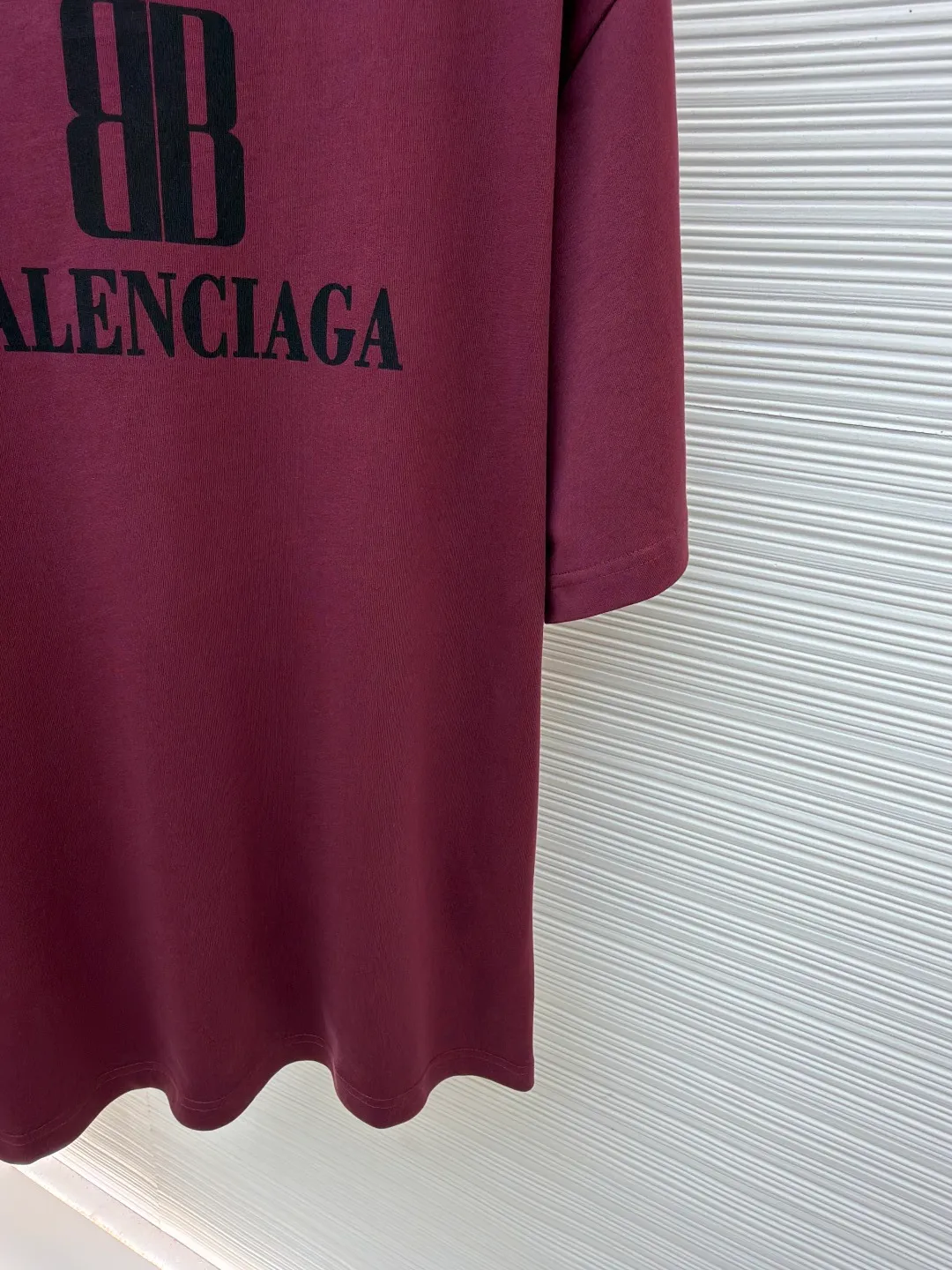 Balenciaga nano BB printed short sleeves ●Original version: 4600 purchase and development ●Item number: 1682350-X90 ●Fabric: moire jersey fabric ●Technology: glue printing production ●Color: burgundy ●Version: loose version ●Weight: about 330 grams ●Size: The layered texture carrier is embellished with the exquisite Balenciaga nano BB art on the chest and stamped with a silver-gray artistic seal. It is a concrete expression of the brand's soul. Use every outfit to outline your own fashion picture. Glue printing is used. The chest printing has been modified three times with the film screen. The glue liquid paint is used to print the pattern on the fabric. The fabric is baked to fix the printed pattern. The fabric has been washed. It has a better hand feel and texture. It is not easy to deform, not easy to shrink, not easy to fade, and maintains long-term beauty. The overall wiring is straight and delicate, the fabric is comfortable and soft, and the color is consistent without color difference. It can be matched with the same style to create a fashionable look and control various occasions. Customized accessories, complete with three standards, same style for men and women!