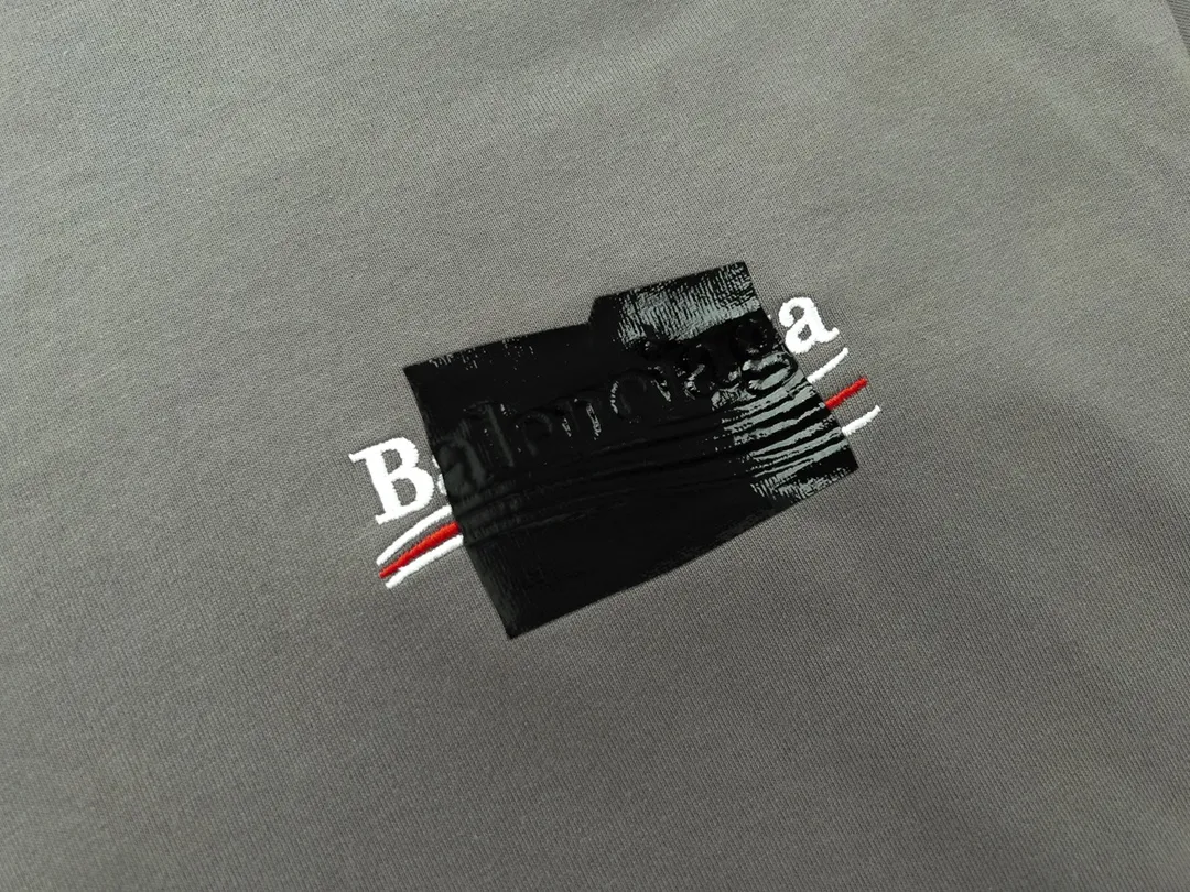 🅿️176 Detailed picture [Top version. Official website quality] BALENCI*GA/Paris#Classic. Coke embroidered black rubber short-sleeved T-shirt# The fabric is made of Paris ZP custom-woven and dyed cotton double yarn. Weighing 260 grams, the cloth surface is clean. The cloth pattern is clear, soft and comfortable. The color fastness is good. It is not easy to change color. The threads are dyed with no color difference. The classic pattern embroidery uses an imported embroidery machine, and the embroidery thread color is based on the original color. It is produced based on the pictures in the Jubie market. The letters are clear. The three-dimensional effect is strong. The embroidered flowers are laminated on the finished product. The version adopts OS loose shoulder design. Same style for men and women. Code: BL223008 Color: black, off-white, ash, red Size: XS S M L
