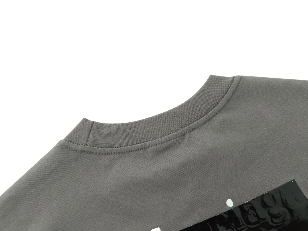 🅿️176 Detailed picture [Top version. Official website quality] BALENCI*GA/Paris#Classic. Coke embroidered black rubber short-sleeved T-shirt# The fabric is made of Paris ZP custom-woven and dyed cotton double yarn. Weighing 260 grams, the cloth surface is clean. The cloth pattern is clear, soft and comfortable. The color fastness is good. It is not easy to change color. The threads are dyed with no color difference. The classic pattern embroidery uses an imported embroidery machine, and the embroidery thread color is based on the original color. It is produced based on the pictures in the Jubie market. The letters are clear. The three-dimensional effect is strong. The embroidered flowers are laminated on the finished product. The version adopts OS loose shoulder design. Same style for men and women. Code: BL223008 Color: black, off-white, ash, red Size: XS S M L