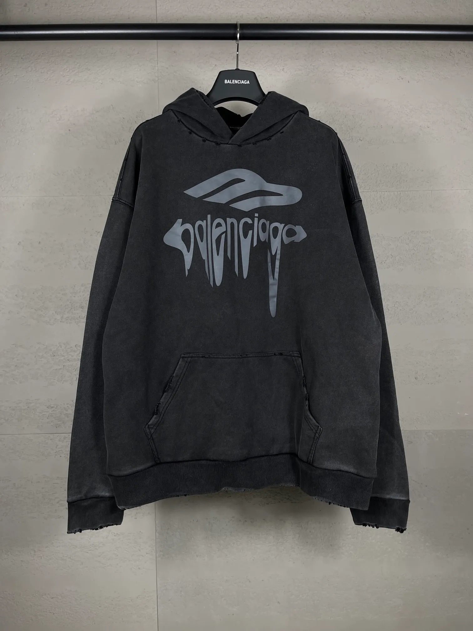 🅿️330 real photos [Top version. Official website quality] BALENCI*GA/Paris.SS25 latest model 3M artistic letter print washed and worn hooded sweatshirt. Ready-to-wear with multiple worn and worn features. The brick cabinets are synchronized. The authentic product is developed at the first time. The fabric is made of Paris ZP custom-woven and dyed cotton terry sweatshirt. Weighing 460 grams, the cloth surface is clean. The cloth pattern is clear, soft and comfortable. The threads are dyed with no color difference. The printing is made of environmentally friendly imported materials. The letters are clear and the effect is three-dimensional. The version adopts OS loose shoulder design. Same style for men and women. Code: BL238958 Color: washed black, gray and white. Size: XS S M L
