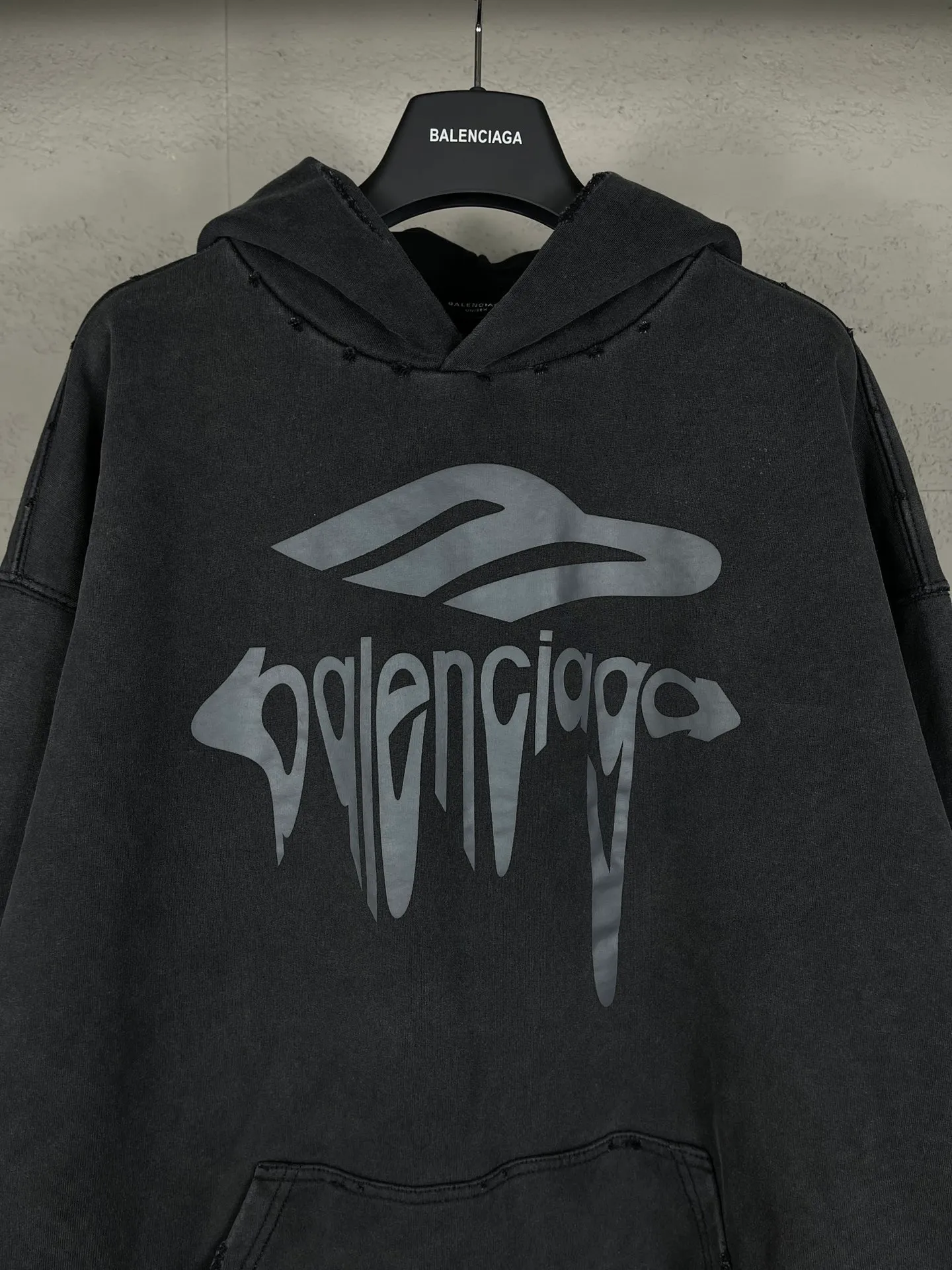 🅿️330 real photos [Top version. Official website quality] BALENCI*GA/Paris.SS25 latest model 3M artistic letter print washed and worn hooded sweatshirt. Ready-to-wear with multiple worn and worn features. The brick cabinets are synchronized. The authentic product is developed at the first time. The fabric is made of Paris ZP custom-woven and dyed cotton terry sweatshirt. Weighing 460 grams, the cloth surface is clean. The cloth pattern is clear, soft and comfortable. The threads are dyed with no color difference. The printing is made of environmentally friendly imported materials. The letters are clear and the effect is three-dimensional. The version adopts OS loose shoulder design. Same style for men and women. Code: BL238958 Color: washed black, gray and white. Size: XS S M L