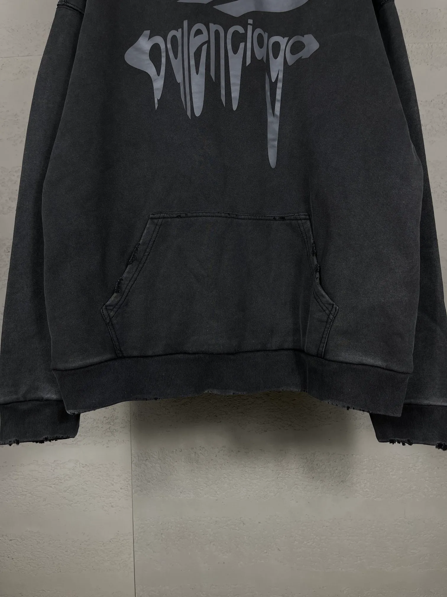 🅿️330 real photos [Top version. Official website quality] BALENCI*GA/Paris.SS25 latest model 3M artistic letter print washed and worn hooded sweatshirt. Ready-to-wear with multiple worn and worn features. The brick cabinets are synchronized. The authentic product is developed at the first time. The fabric is made of Paris ZP custom-woven and dyed cotton terry sweatshirt. Weighing 460 grams, the cloth surface is clean. The cloth pattern is clear, soft and comfortable. The threads are dyed with no color difference. The printing is made of environmentally friendly imported materials. The letters are clear and the effect is three-dimensional. The version adopts OS loose shoulder design. Same style for men and women. Code: BL238958 Color: washed black, gray and white. Size: XS S M L