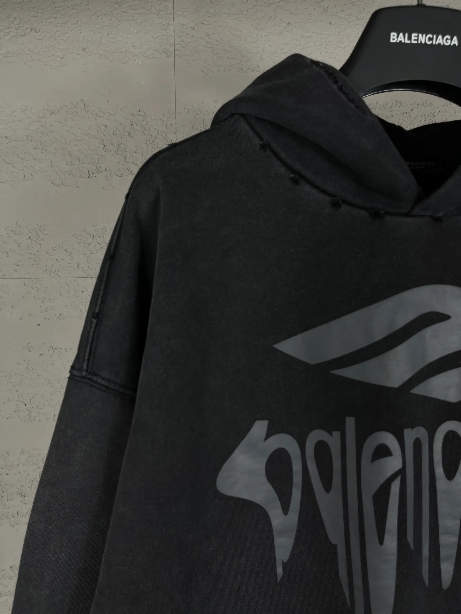 🅿️330 real photos [Top version. Official website quality] BALENCI*GA/Paris.SS25 latest model 3M artistic letter print washed and worn hooded sweatshirt. Ready-to-wear with multiple worn and worn features. The brick cabinets are synchronized. The authentic product is developed at the first time. The fabric is made of Paris ZP custom-woven and dyed cotton terry sweatshirt. Weighing 460 grams, the cloth surface is clean. The cloth pattern is clear, soft and comfortable. The threads are dyed with no color difference. The printing is made of environmentally friendly imported materials. The letters are clear and the effect is three-dimensional. The version adopts OS loose shoulder design. Same style for men and women. Code: BL238958 Color: washed black, gray and white. Size: XS S M L