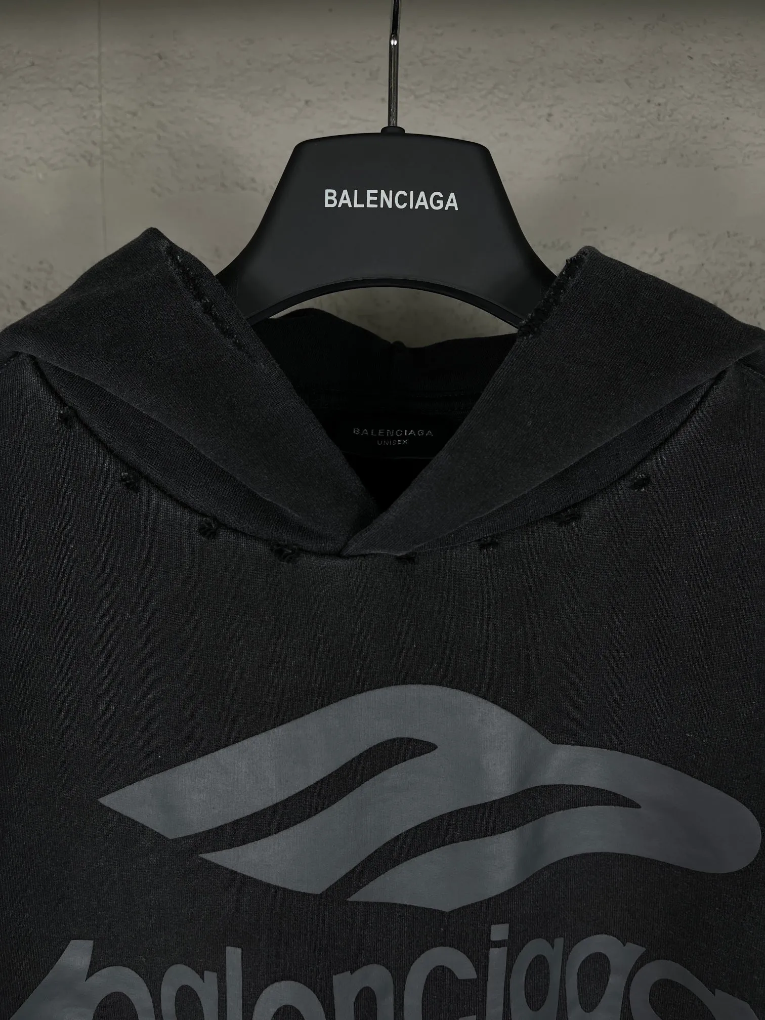 🅿️330 real photos [Top version. Official website quality] BALENCI*GA/Paris.SS25 latest model 3M artistic letter print washed and worn hooded sweatshirt. Ready-to-wear with multiple worn and worn features. The brick cabinets are synchronized. The authentic product is developed at the first time. The fabric is made of Paris ZP custom-woven and dyed cotton terry sweatshirt. Weighing 460 grams, the cloth surface is clean. The cloth pattern is clear, soft and comfortable. The threads are dyed with no color difference. The printing is made of environmentally friendly imported materials. The letters are clear and the effect is three-dimensional. The version adopts OS loose shoulder design. Same style for men and women. Code: BL238958 Color: washed black, gray and white. Size: XS S M L