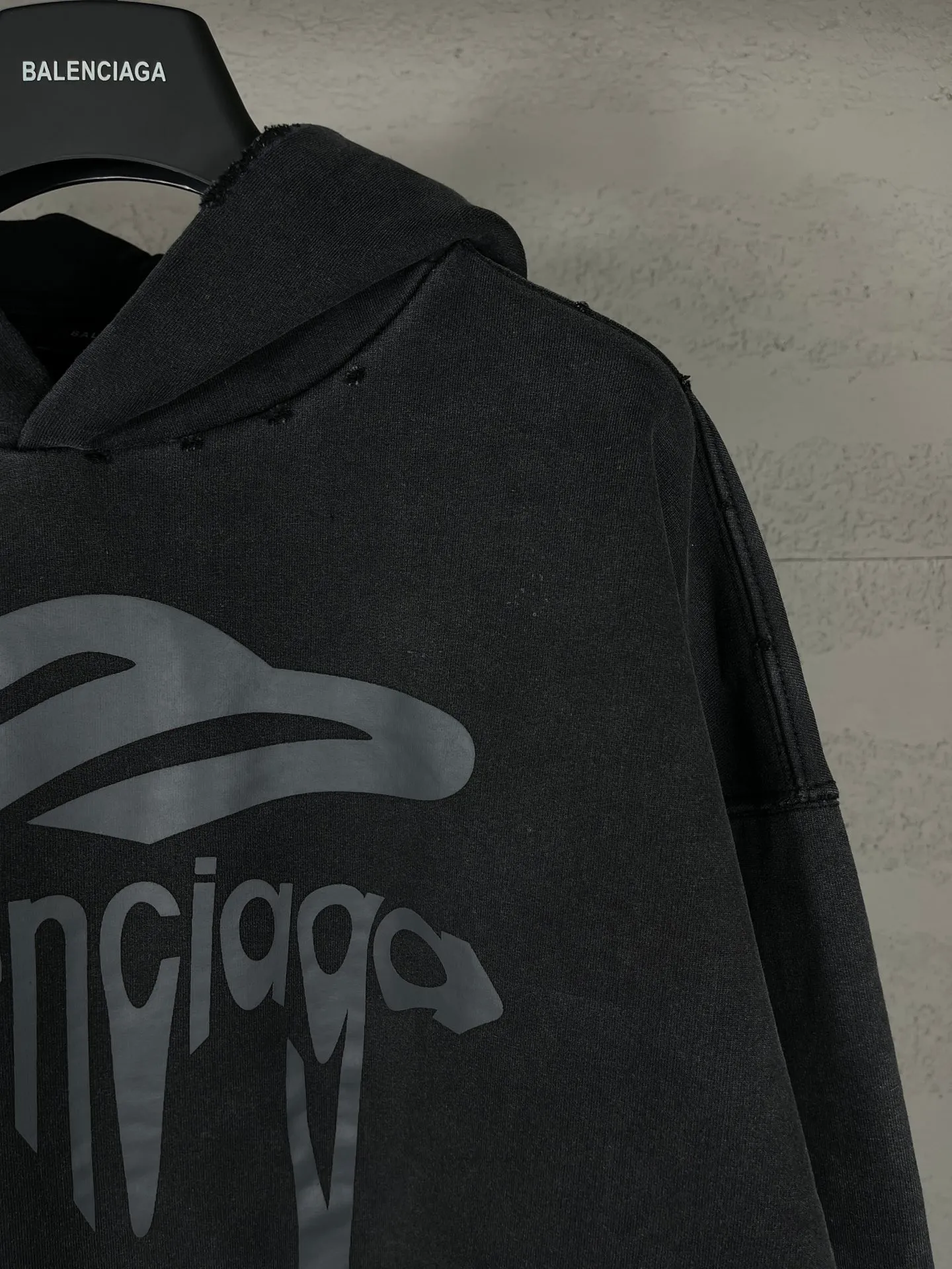 🅿️330 real photos [Top version. Official website quality] BALENCI*GA/Paris.SS25 latest model 3M artistic letter print washed and worn hooded sweatshirt. Ready-to-wear with multiple worn and worn features. The brick cabinets are synchronized. The authentic product is developed at the first time. The fabric is made of Paris ZP custom-woven and dyed cotton terry sweatshirt. Weighing 460 grams, the cloth surface is clean. The cloth pattern is clear, soft and comfortable. The threads are dyed with no color difference. The printing is made of environmentally friendly imported materials. The letters are clear and the effect is three-dimensional. The version adopts OS loose shoulder design. Same style for men and women. Code: BL238958 Color: washed black, gray and white. Size: XS S M L
