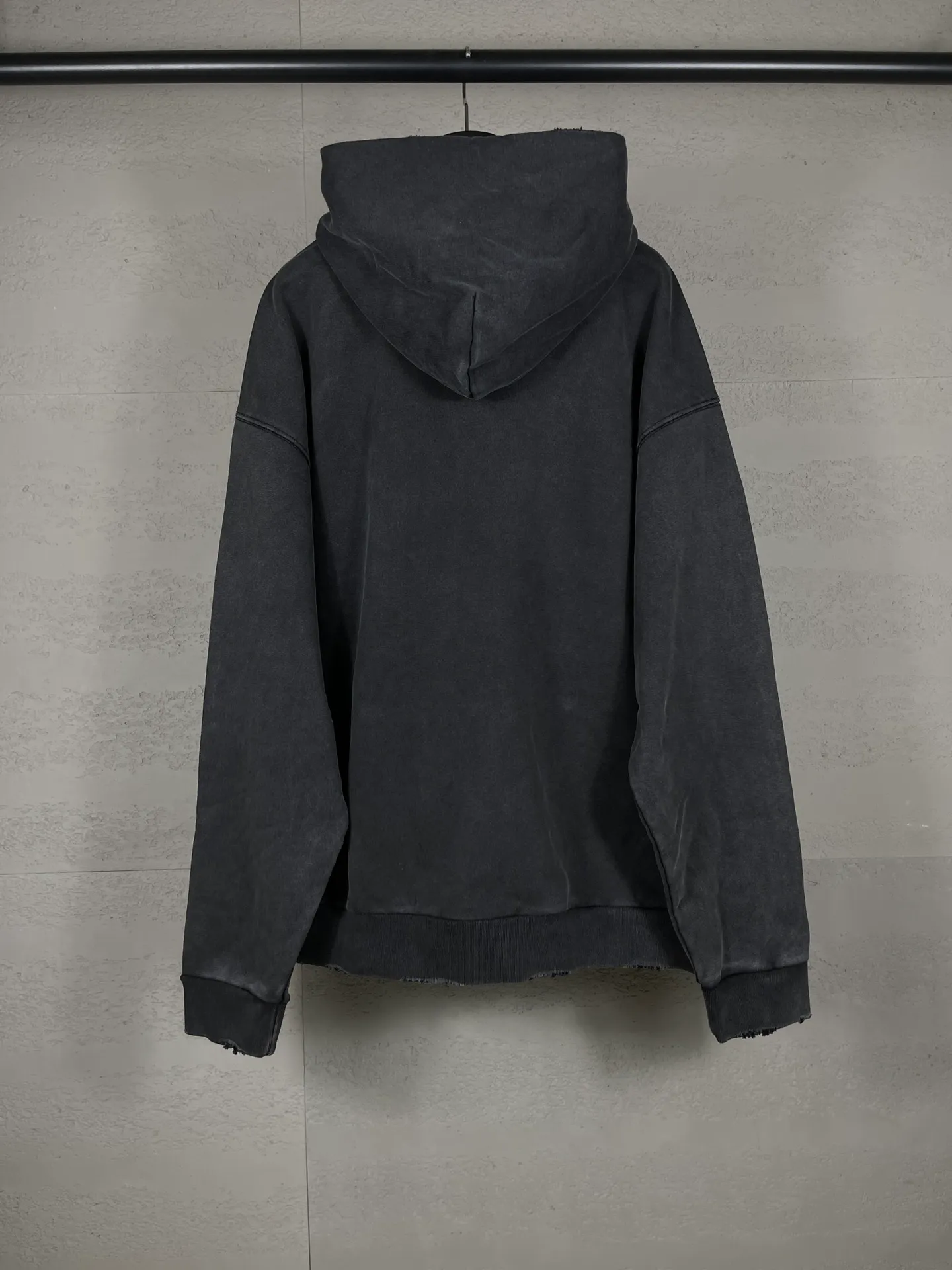 🅿️330 real photos [Top version. Official website quality] BALENCI*GA/Paris.SS25 latest model 3M artistic letter print washed and worn hooded sweatshirt. Ready-to-wear with multiple worn and worn features. The brick cabinets are synchronized. The authentic product is developed at the first time. The fabric is made of Paris ZP custom-woven and dyed cotton terry sweatshirt. Weighing 460 grams, the cloth surface is clean. The cloth pattern is clear, soft and comfortable. The threads are dyed with no color difference. The printing is made of environmentally friendly imported materials. The letters are clear and the effect is three-dimensional. The version adopts OS loose shoulder design. Same style for men and women. Code: BL238958 Color: washed black, gray and white. Size: XS S M L