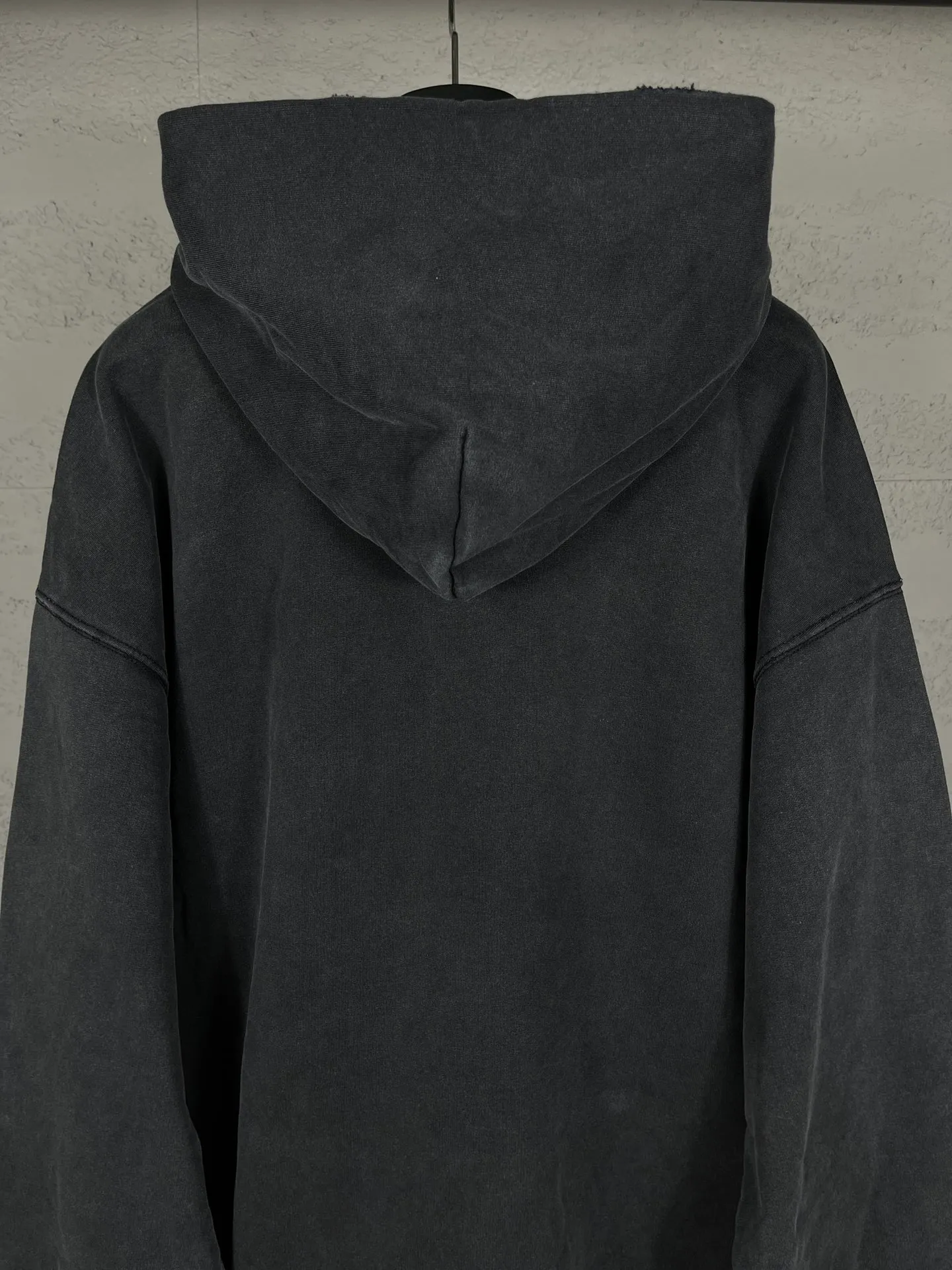 🅿️330 real photos [Top version. Official website quality] BALENCI*GA/Paris.SS25 latest model 3M artistic letter print washed and worn hooded sweatshirt. Ready-to-wear with multiple worn and worn features. The brick cabinets are synchronized. The authentic product is developed at the first time. The fabric is made of Paris ZP custom-woven and dyed cotton terry sweatshirt. Weighing 460 grams, the cloth surface is clean. The cloth pattern is clear, soft and comfortable. The threads are dyed with no color difference. The printing is made of environmentally friendly imported materials. The letters are clear and the effect is three-dimensional. The version adopts OS loose shoulder design. Same style for men and women. Code: BL238958 Color: washed black, gray and white. Size: XS S M L
