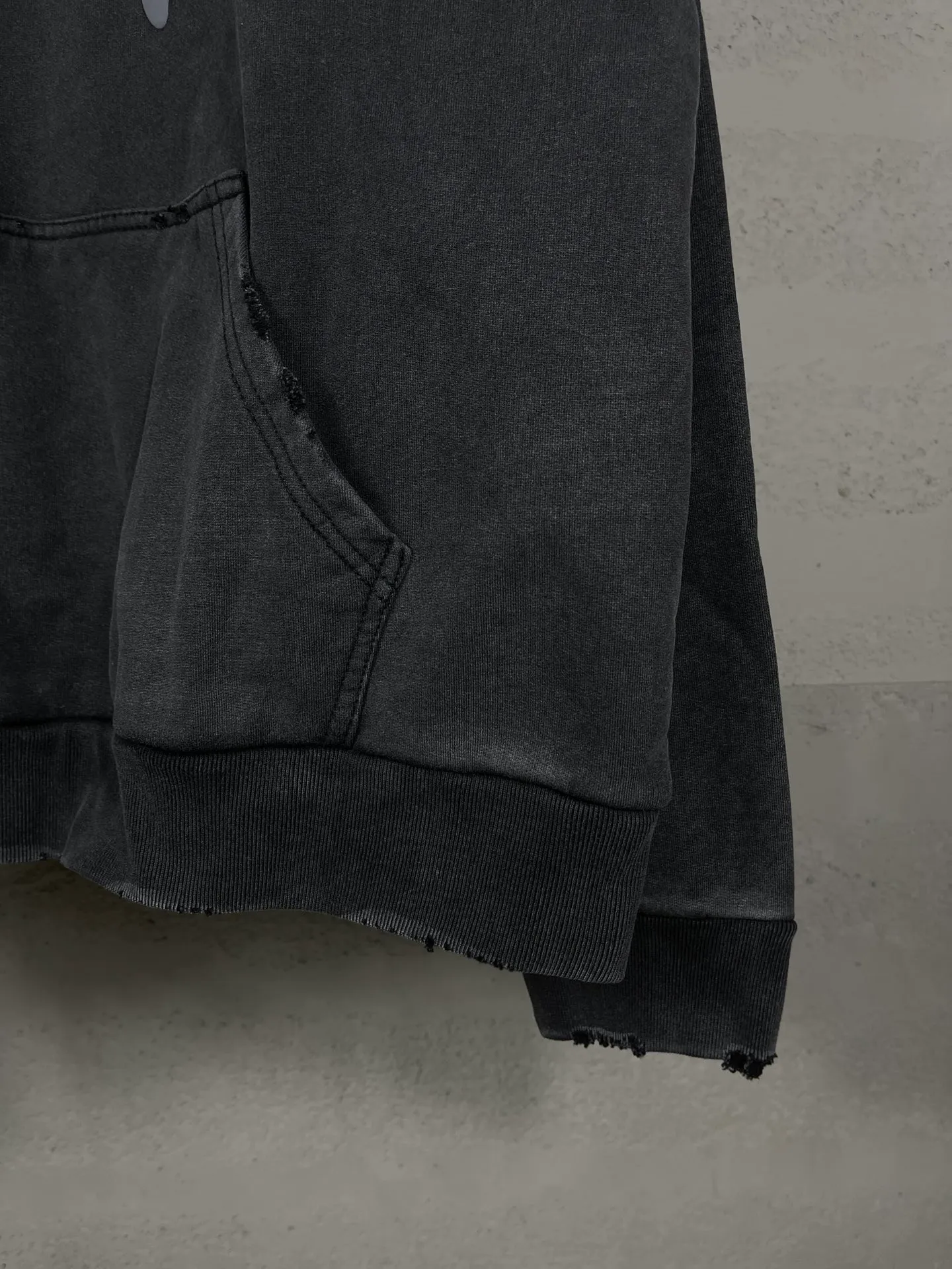 🅿️330 real photos [Top version. Official website quality] BALENCI*GA/Paris.SS25 latest model 3M artistic letter print washed and worn hooded sweatshirt. Ready-to-wear with multiple worn and worn features. The brick cabinets are synchronized. The authentic product is developed at the first time. The fabric is made of Paris ZP custom-woven and dyed cotton terry sweatshirt. Weighing 460 grams, the cloth surface is clean. The cloth pattern is clear, soft and comfortable. The threads are dyed with no color difference. The printing is made of environmentally friendly imported materials. The letters are clear and the effect is three-dimensional. The version adopts OS loose shoulder design. Same style for men and women. Code: BL238958 Color: washed black, gray and white. Size: XS S M L