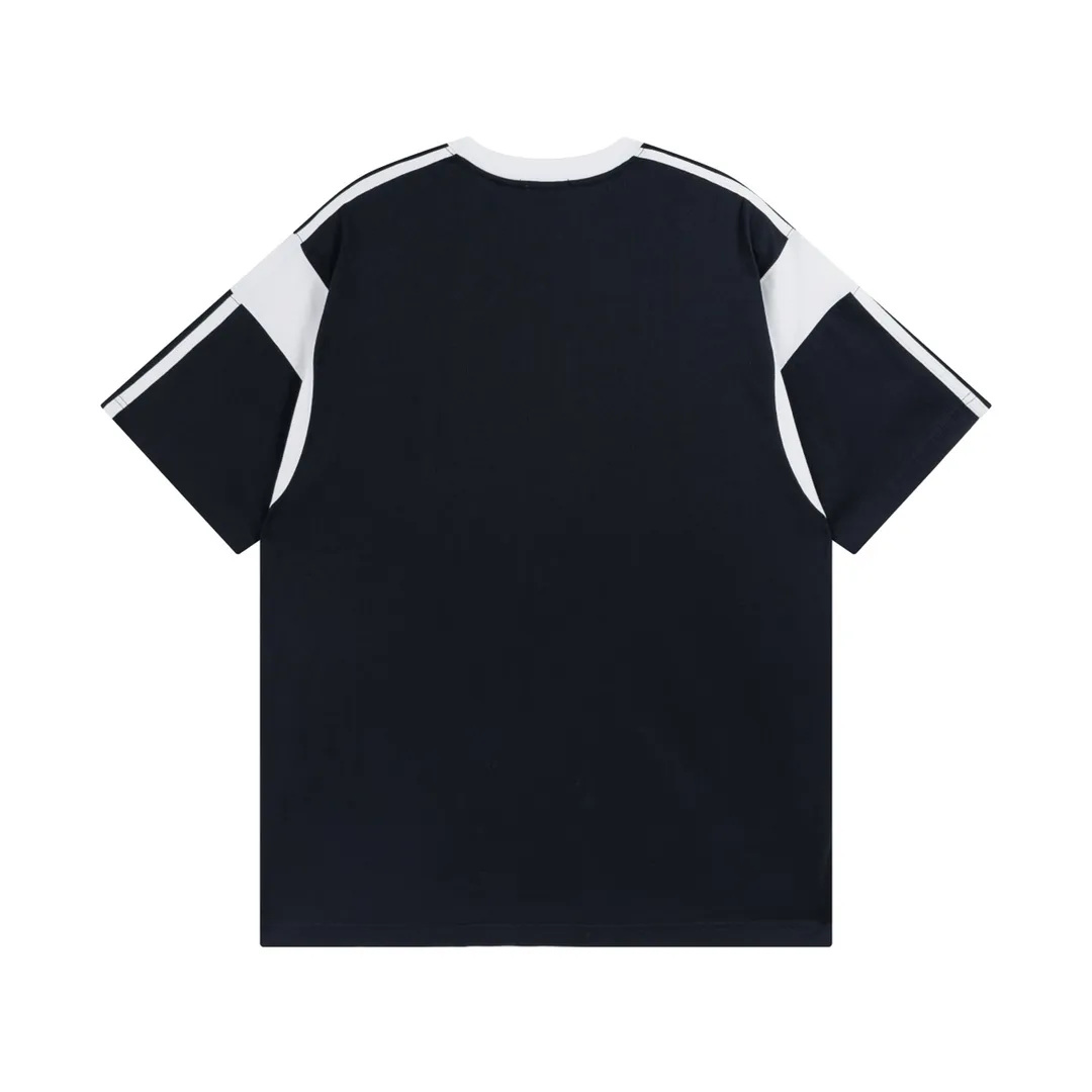 🅿️196 Detailed picture [Top version. Official website quality] BALENCI*GA/Paris #Classic LOGO Chest Embroidered Splicing Short-sleeved T-shirt# The fabric is made of Paris ZP custom-woven and dyed cotton double yarn. Weighing 260 grams, the cloth surface is clean. The cloth pattern is clear, soft and comfortable. The threads are dyed with no color difference. The classic pattern embroidery uses imported Tajima embroidery machines, and the letters are three-dimensional and neat. The half-sleeves are multi-piece spliced, double-needle pressed, and hemmed on the shoulders. The process is complex. Different market currencies, welcome to compare. The version adopts OS loose shoulder design. Same style for men and women. Code: BL223021 Color: Black. Red Size: XS to L
