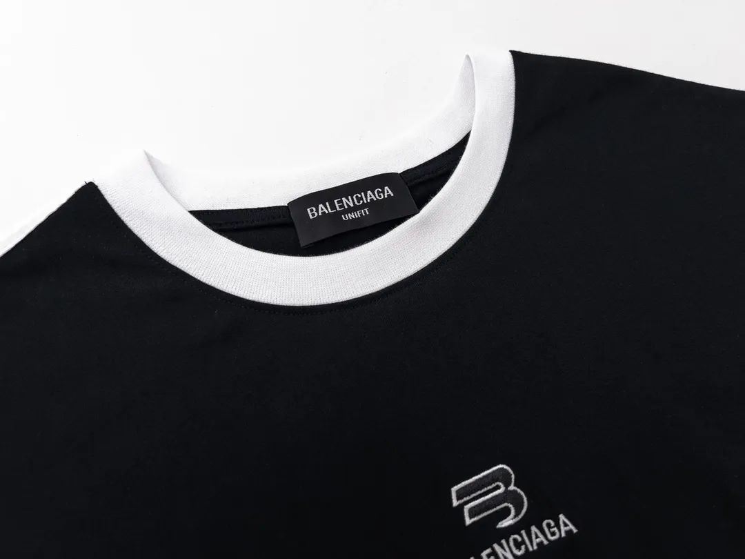 🅿️196 Detailed picture [Top version. Official website quality] BALENCI*GA/Paris #Classic LOGO Chest Embroidered Splicing Short-sleeved T-shirt# The fabric is made of Paris ZP custom-woven and dyed cotton double yarn. Weighing 260 grams, the cloth surface is clean. The cloth pattern is clear, soft and comfortable. The threads are dyed with no color difference. The classic pattern embroidery uses imported Tajima embroidery machines, and the letters are three-dimensional and neat. The half-sleeves are multi-piece spliced, double-needle pressed, and hemmed on the shoulders. The process is complex. Different market currencies, welcome to compare. The version adopts OS loose shoulder design. Same style for men and women. Code: BL223021 Color: Black. Red Size: XS to L