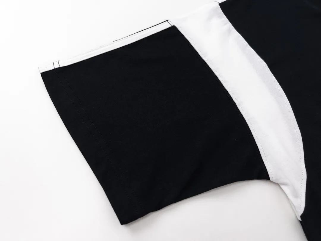 🅿️196 Detailed picture [Top version. Official website quality] BALENCI*GA/Paris #Classic LOGO Chest Embroidered Splicing Short-sleeved T-shirt# The fabric is made of Paris ZP custom-woven and dyed cotton double yarn. Weighing 260 grams, the cloth surface is clean. The cloth pattern is clear, soft and comfortable. The threads are dyed with no color difference. The classic pattern embroidery uses imported Tajima embroidery machines, and the letters are three-dimensional and neat. The half-sleeves are multi-piece spliced, double-needle pressed, and hemmed on the shoulders. The process is complex. Different market currencies, welcome to compare. The version adopts OS loose shoulder design. Same style for men and women. Code: BL223021 Color: Black. Red Size: XS to L