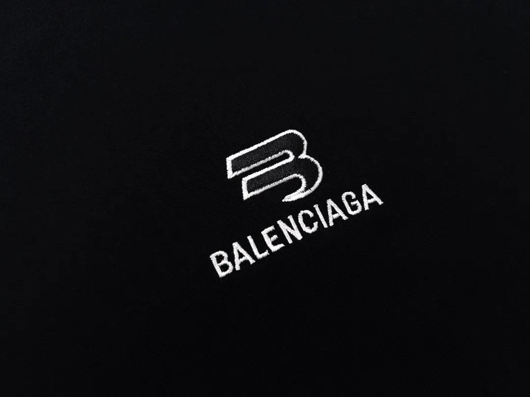 🅿️196 Detailed picture [Top version. Official website quality] BALENCI*GA/Paris #Classic LOGO Chest Embroidered Splicing Short-sleeved T-shirt# The fabric is made of Paris ZP custom-woven and dyed cotton double yarn. Weighing 260 grams, the cloth surface is clean. The cloth pattern is clear, soft and comfortable. The threads are dyed with no color difference. The classic pattern embroidery uses imported Tajima embroidery machines, and the letters are three-dimensional and neat. The half-sleeves are multi-piece spliced, double-needle pressed, and hemmed on the shoulders. The process is complex. Different market currencies, welcome to compare. The version adopts OS loose shoulder design. Same style for men and women. Code: BL223021 Color: Black. Red Size: XS to L
