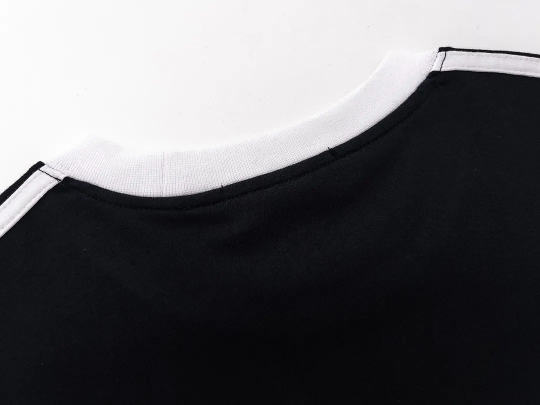 🅿️196 Detailed picture [Top version. Official website quality] BALENCI*GA/Paris #Classic LOGO Chest Embroidered Splicing Short-sleeved T-shirt# The fabric is made of Paris ZP custom-woven and dyed cotton double yarn. Weighing 260 grams, the cloth surface is clean. The cloth pattern is clear, soft and comfortable. The threads are dyed with no color difference. The classic pattern embroidery uses imported Tajima embroidery machines, and the letters are three-dimensional and neat. The half-sleeves are multi-piece spliced, double-needle pressed, and hemmed on the shoulders. The process is complex. Different market currencies, welcome to compare. The version adopts OS loose shoulder design. Same style for men and women. Code: BL223021 Color: Black. Red Size: XS to L