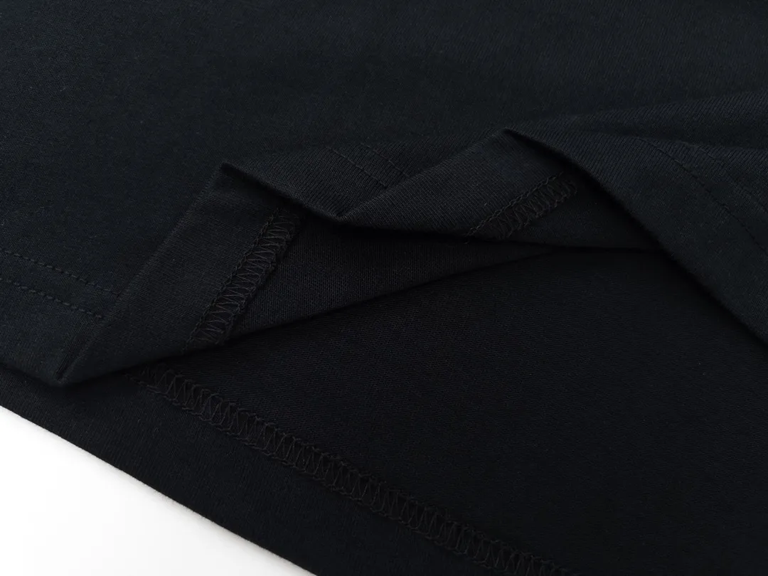 🅿️196 Detailed picture [Top version. Official website quality] BALENCI*GA/Paris #Classic LOGO Chest Embroidered Splicing Short-sleeved T-shirt# The fabric is made of Paris ZP custom-woven and dyed cotton double yarn. Weighing 260 grams, the cloth surface is clean. The cloth pattern is clear, soft and comfortable. The threads are dyed with no color difference. The classic pattern embroidery uses imported Tajima embroidery machines, and the letters are three-dimensional and neat. The half-sleeves are multi-piece spliced, double-needle pressed, and hemmed on the shoulders. The process is complex. Different market currencies, welcome to compare. The version adopts OS loose shoulder design. Same style for men and women. Code: BL223021 Color: Black. Red Size: XS to L