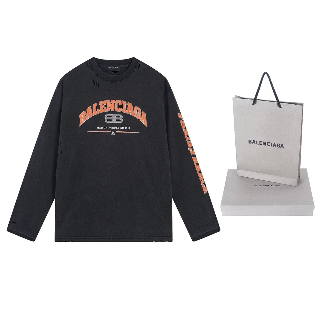 🅿️220 Actual Photos [Top version. Official website quality] BALENCI*GA/Paris. BB scissors LOGO printed ready-to-wear washed and distressed long-sleeved T-shirt. Brick cabinet synchronization. The fabric is made of Paris ZP custom-woven and dyed 100% cotton double yarn compact cotton. The weight is 260 grams, the cloth surface is clean. The cloth pattern is clear, soft and comfortable, and the thread is dyed with no color difference. The classic pattern is printed with environmentally friendly imported materials, straight cracks and cracked glue. Precision printing screen, the letters are clear and the effect is three-dimensional. Restored brick cabinet. The garments were washed and aged, and polished by many hands. Produced by super heavy craftsmanship, different market currencies, welcome to compare, the version adopts OS loose shoulder version. Same style for men and women. Code: BL225019 Color: Washed Black. Size: XS S M L