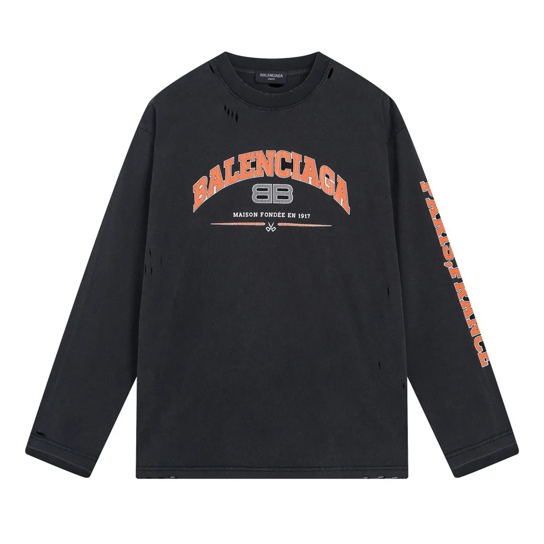 🅿️220 Actual Photos [Top version. Official website quality] BALENCI*GA/Paris. BB scissors LOGO printed ready-to-wear washed and distressed long-sleeved T-shirt. Brick cabinet synchronization. The fabric is made of Paris ZP custom-woven and dyed 100% cotton double yarn compact cotton. The weight is 260 grams, the cloth surface is clean. The cloth pattern is clear, soft and comfortable, and the thread is dyed with no color difference. The classic pattern is printed with environmentally friendly imported materials, straight cracks and cracked glue. Precision printing screen, the letters are clear and the effect is three-dimensional. Restored brick cabinet. The garments were washed and aged, and polished by many hands. Produced by super heavy craftsmanship, different market currencies, welcome to compare, the version adopts OS loose shoulder version. Same style for men and women. Code: BL225019 Color: Washed Black. Size: XS S M L