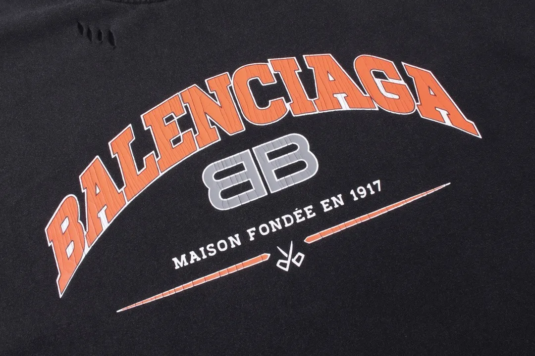 🅿️220 Actual Photos [Top version. Official website quality] BALENCI*GA/Paris. BB scissors LOGO printed ready-to-wear washed and distressed long-sleeved T-shirt. Brick cabinet synchronization. The fabric is made of Paris ZP custom-woven and dyed 100% cotton double yarn compact cotton. The weight is 260 grams, the cloth surface is clean. The cloth pattern is clear, soft and comfortable, and the thread is dyed with no color difference. The classic pattern is printed with environmentally friendly imported materials, straight cracks and cracked glue. Precision printing screen, the letters are clear and the effect is three-dimensional. Restored brick cabinet. The garments were washed and aged, and polished by many hands. Produced by super heavy craftsmanship, different market currencies, welcome to compare, the version adopts OS loose shoulder version. Same style for men and women. Code: BL225019 Color: Washed Black. Size: XS S M L