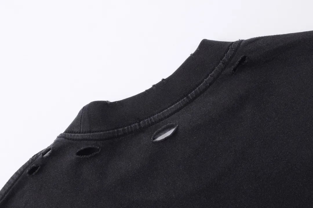 🅿️220 Actual Photos [Top version. Official website quality] BALENCI*GA/Paris. BB scissors LOGO printed ready-to-wear washed and distressed long-sleeved T-shirt. Brick cabinet synchronization. The fabric is made of Paris ZP custom-woven and dyed 100% cotton double yarn compact cotton. The weight is 260 grams, the cloth surface is clean. The cloth pattern is clear, soft and comfortable, and the thread is dyed with no color difference. The classic pattern is printed with environmentally friendly imported materials, straight cracks and cracked glue. Precision printing screen, the letters are clear and the effect is three-dimensional. Restored brick cabinet. The garments were washed and aged, and polished by many hands. Produced by super heavy craftsmanship, different market currencies, welcome to compare, the version adopts OS loose shoulder version. Same style for men and women. Code: BL225019 Color: Washed Black. Size: XS S M L