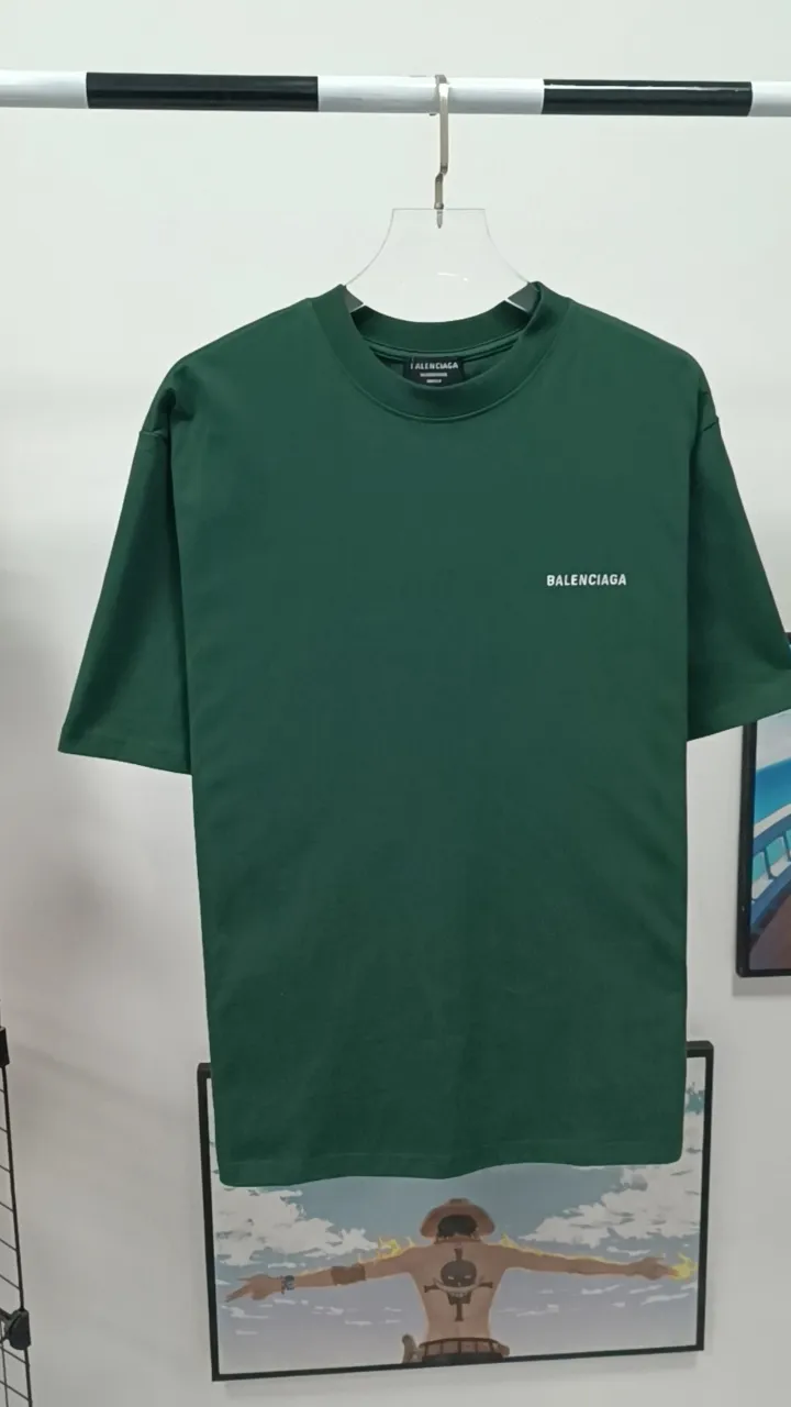 Frontal real-shot video————The top tested version of BALENCIAGA with large LOGO basic letters on the back, pure cotton loose fit for male and female couples, the same fashion brand high-end short-sleeved T-shirt. The god of simplicity in Paris, a volume sought after by many stars. Lisa’s favorite basic short-sleeved Paris style, which has a very high appearance rate. Wear alone, paired with jeans, shorts, and sweatpants, it's a versatile style. Xiaohongshu, a hot item on INS, a must-have for Paris fans. The logo slogan on the back is made of Tajima embroidery technology. Please pay attention to the importance of the version. Don't make a pattern based on the pictures. If you don't have the original version, you won't be able to make it look one to one like the original version. At most, you can just make a look. It's just a piece of clothing without a soul. The fabric is made of 24S 260g double yarn pure cotton fabric. The threads and fabric are custom woven and dyed in the same style, without color difference.  A complete set of customized tags, collar tags, washed, plastic bags, and most importantly, a complete set of bags, tag codes, and codes are all authentic.  Color: White Black Royal Blue Apricot Floral Gray Pink Beige Chinese Red Deep Sea Blue Purple Size: XS-L P:250