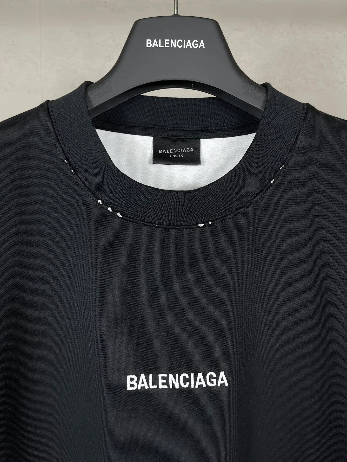 🅿️240 real photos [Top version. Official website quality] BALENCI*GA/SS25 new model. Paris letters LOGO embroidered on the front and back, double-layered two-piece set of washed and worn distressed short-sleeved T-shirt # with multiple spots on the back distressed and distressed SS25 latest style. Research and development at the first time, different market currencies. Comparisons welcome. The fabric is made of Paris ZP custom-woven and dyed cotton double yarn. Weighing 260 grams, the cloth surface is clean. The cloth pattern is clear, soft and comfortable. The threads are dyed with no color difference. The embroidery is done with embroidery machines imported from Tajima, and the garments are washed and worn to make them look old. Jubie market currency. Welcome to compare. The version adopts OS loose shoulder design. Same style for men and women. Code: BL253707 Color: Black Size: XS S M L
