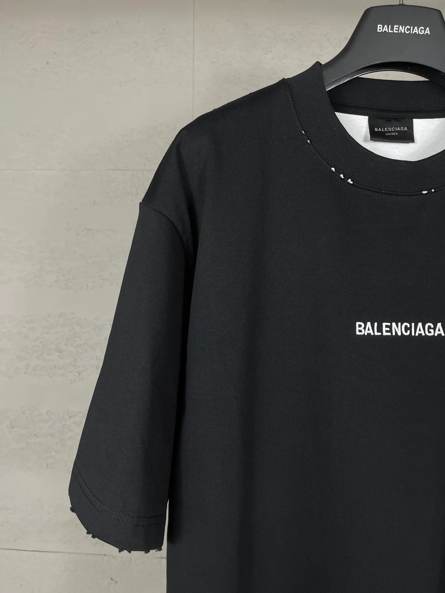 🅿️240 real photos [Top version. Official website quality] BALENCI*GA/SS25 new model. Paris letters LOGO embroidered on the front and back, double-layered two-piece set of washed and worn distressed short-sleeved T-shirt # with multiple spots on the back distressed and distressed SS25 latest style. Research and development at the first time, different market currencies. Comparisons welcome. The fabric is made of Paris ZP custom-woven and dyed cotton double yarn. Weighing 260 grams, the cloth surface is clean. The cloth pattern is clear, soft and comfortable. The threads are dyed with no color difference. The embroidery is done with embroidery machines imported from Tajima, and the garments are washed and worn to make them look old. Jubie market currency. Welcome to compare. The version adopts OS loose shoulder design. Same style for men and women. Code: BL253707 Color: Black Size: XS S M L