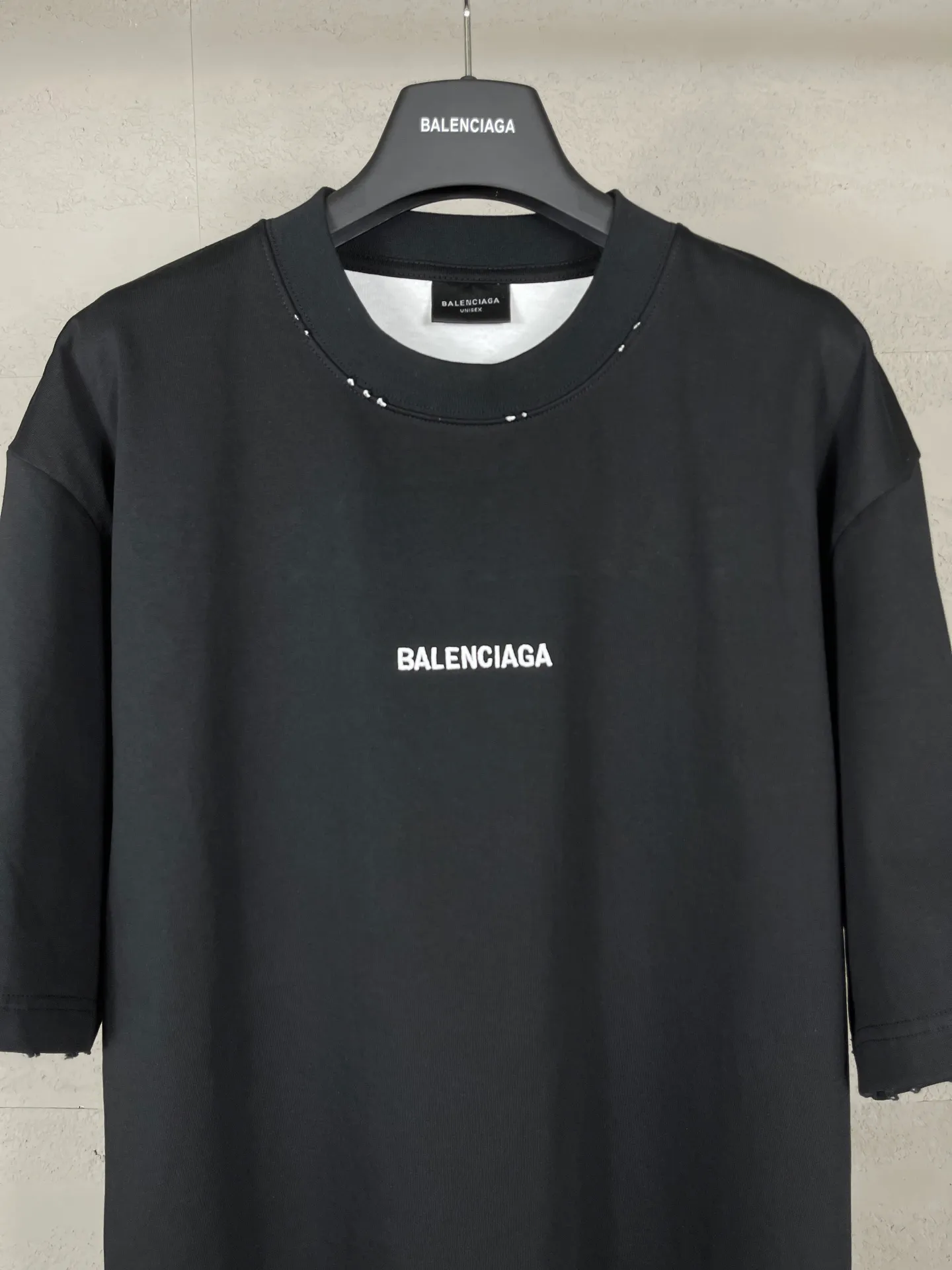 🅿️240 real photos [Top version. Official website quality] BALENCI*GA/SS25 new model. Paris letters LOGO embroidered on the front and back, double-layered two-piece set of washed and worn distressed short-sleeved T-shirt # with multiple spots on the back distressed and distressed SS25 latest style. Research and development at the first time, different market currencies. Comparisons welcome. The fabric is made of Paris ZP custom-woven and dyed cotton double yarn. Weighing 260 grams, the cloth surface is clean. The cloth pattern is clear, soft and comfortable. The threads are dyed with no color difference. The embroidery is done with embroidery machines imported from Tajima, and the garments are washed and worn to make them look old. Jubie market currency. Welcome to compare. The version adopts OS loose shoulder design. Same style for men and women. Code: BL253707 Color: Black Size: XS S M L