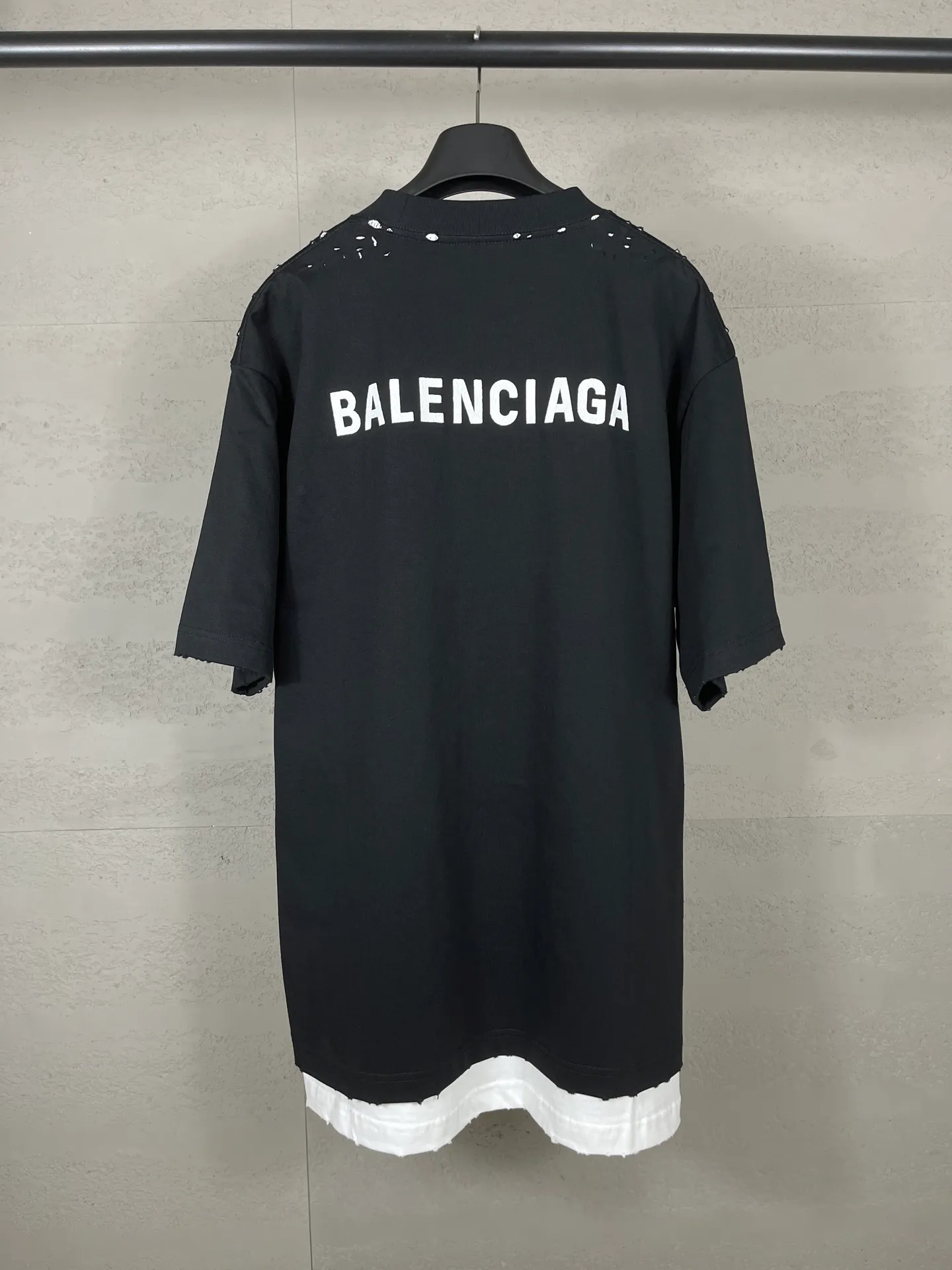 🅿️240 real photos [Top version. Official website quality] BALENCI*GA/SS25 new model. Paris letters LOGO embroidered on the front and back, double-layered two-piece set of washed and worn distressed short-sleeved T-shirt # with multiple spots on the back distressed and distressed SS25 latest style. Research and development at the first time, different market currencies. Comparisons welcome. The fabric is made of Paris ZP custom-woven and dyed cotton double yarn. Weighing 260 grams, the cloth surface is clean. The cloth pattern is clear, soft and comfortable. The threads are dyed with no color difference. The embroidery is done with embroidery machines imported from Tajima, and the garments are washed and worn to make them look old. Jubie market currency. Welcome to compare. The version adopts OS loose shoulder design. Same style for men and women. Code: BL253707 Color: Black Size: XS S M L
