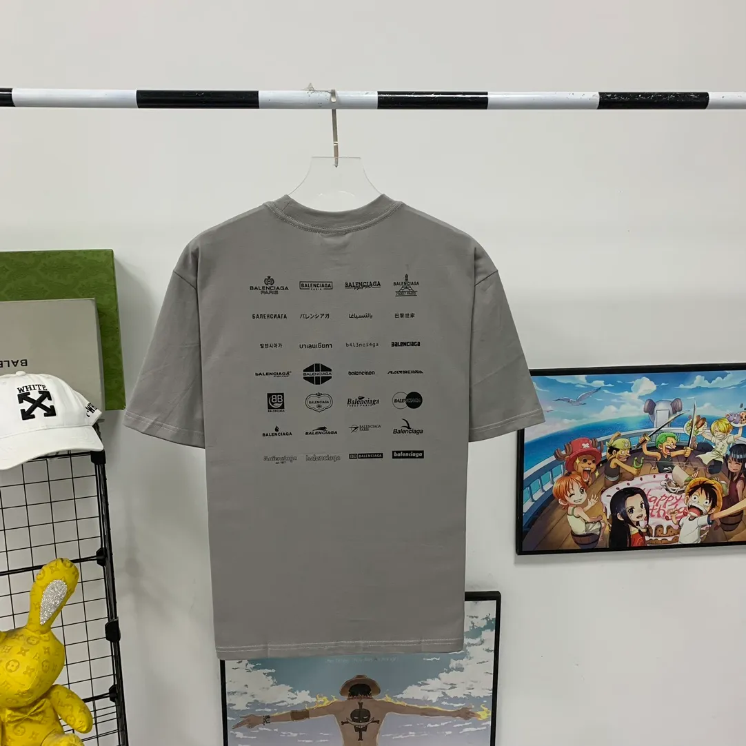 [New] The top version of Balenciaga BALENCIAGA is fully printed with LOGO slogans for male and female couples stars. The same style pure cotton loose short-sleeved T-shirt. Balenciaga was founded by Cristobal Balenciaga, a great genius designer who is known as the representative of the 20th century. For more than half a century since the brand was founded, Balenciaga has been famous for its fashion and elegance in the fashion industry. You can find any of your favorite logos on the front and back of this piece, Ness.  The front and rear printing uses low-coverage screen printing technology, and the glue is imported. The printing is very delicate, and the scratched out problems are very clear and there are no burrs. The fabric is made of 280g double-ply double-yarn pure cotton loose fabric, which is loose and breathable, has good drying effect, full drape and skin toning. Color: Black White Pink Light Gray Dark Gray Size: XS-L P:260