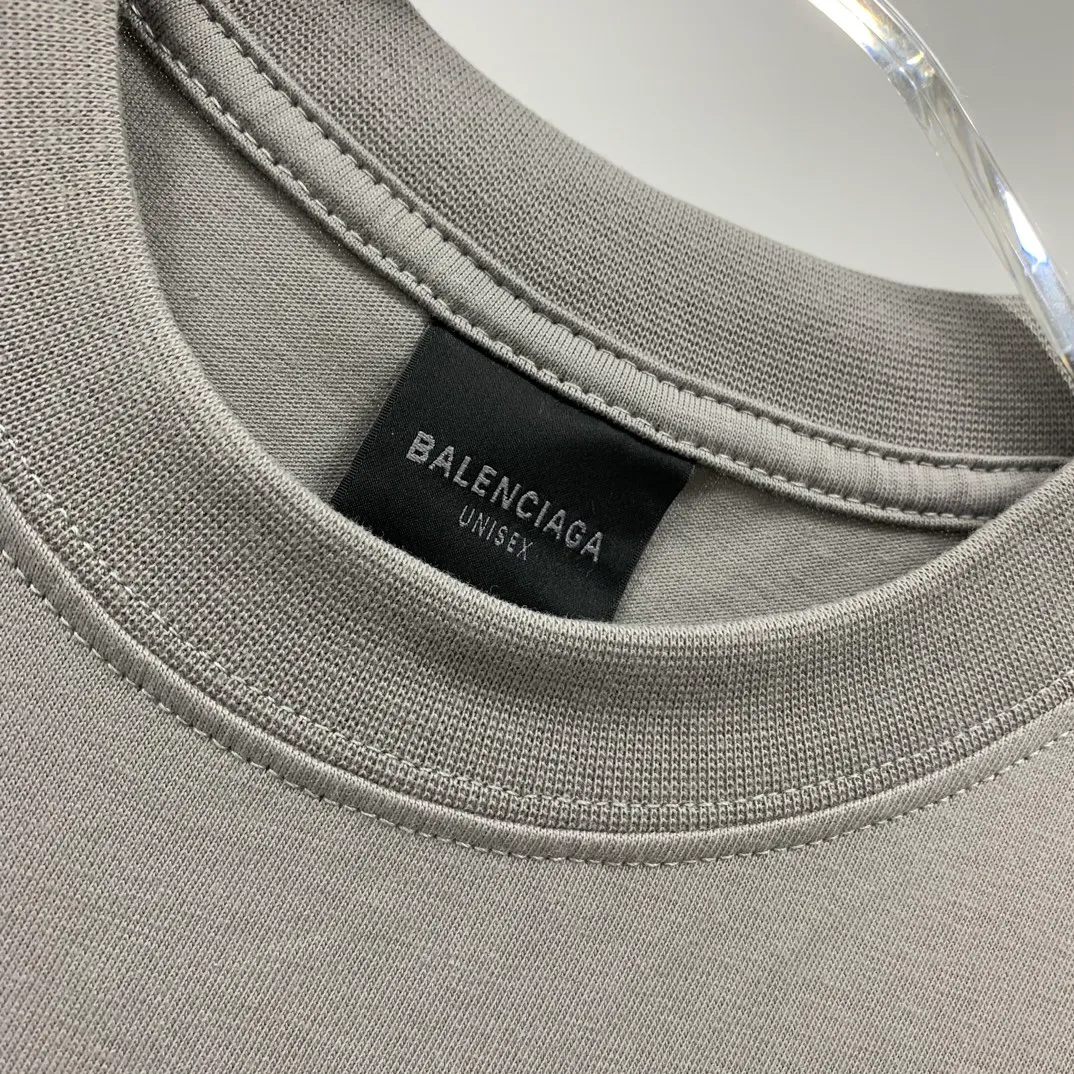 [New] The top version of Balenciaga BALENCIAGA is fully printed with LOGO slogans for male and female couples stars. The same style pure cotton loose short-sleeved T-shirt. Balenciaga was founded by Cristobal Balenciaga, a great genius designer who is known as the representative of the 20th century. For more than half a century since the brand was founded, Balenciaga has been famous for its fashion and elegance in the fashion industry. You can find any of your favorite logos on the front and back of this piece, Ness.  The front and rear printing uses low-coverage screen printing technology, and the glue is imported. The printing is very delicate, and the scratched out problems are very clear and there are no burrs. The fabric is made of 280g double-ply double-yarn pure cotton loose fabric, which is loose and breathable, has good drying effect, full drape and skin toning. Color: Black White Pink Light Gray Dark Gray Size: XS-L P:260