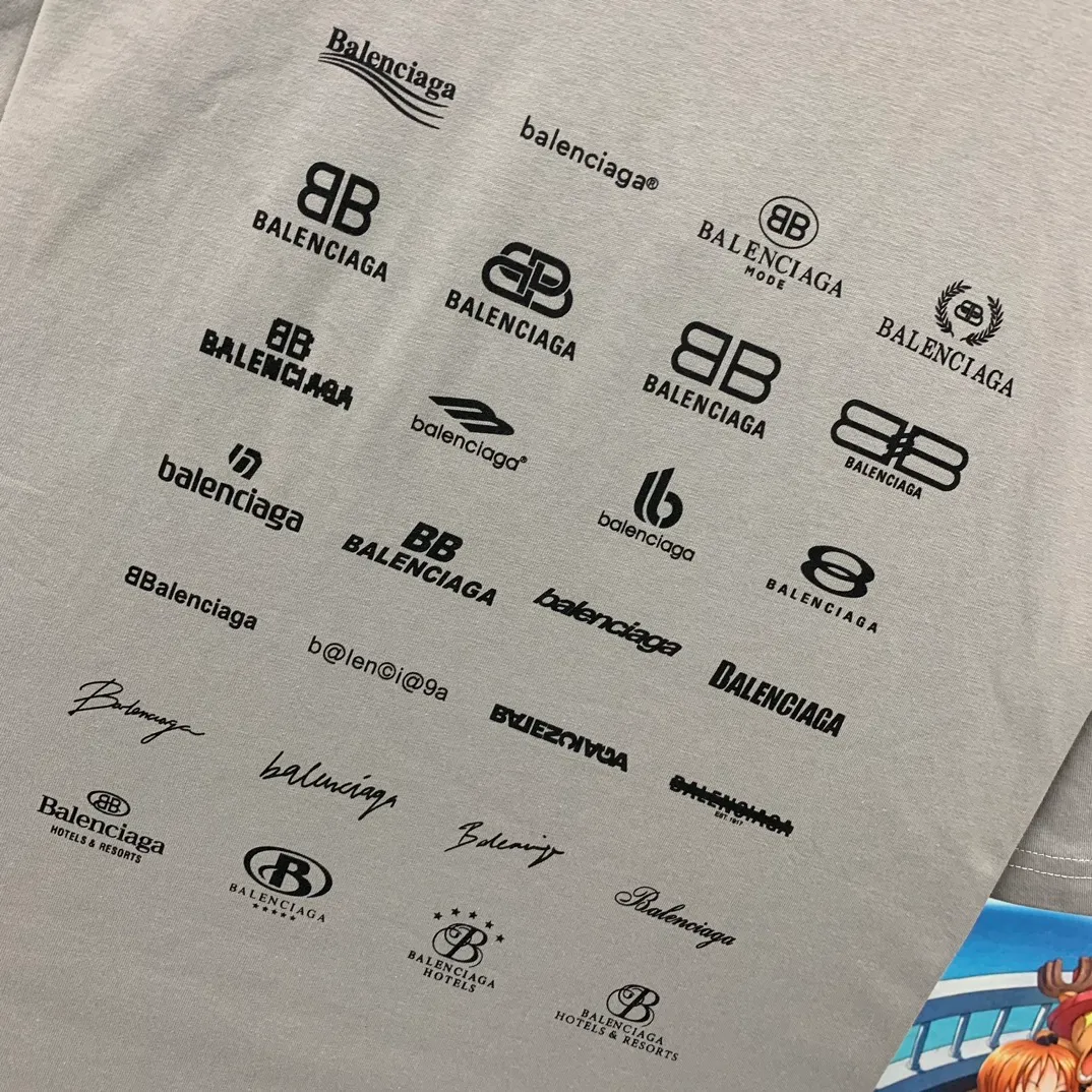 [New] The top version of Balenciaga BALENCIAGA is fully printed with LOGO slogans for male and female couples stars. The same style pure cotton loose short-sleeved T-shirt. Balenciaga was founded by Cristobal Balenciaga, a great genius designer who is known as the representative of the 20th century. For more than half a century since the brand was founded, Balenciaga has been famous for its fashion and elegance in the fashion industry. You can find any of your favorite logos on the front and back of this piece, Ness.  The front and rear printing uses low-coverage screen printing technology, and the glue is imported. The printing is very delicate, and the scratched out problems are very clear and there are no burrs. The fabric is made of 280g double-ply double-yarn pure cotton loose fabric, which is loose and breathable, has good drying effect, full drape and skin toning. Color: Black White Pink Light Gray Dark Gray Size: XS-L P:260