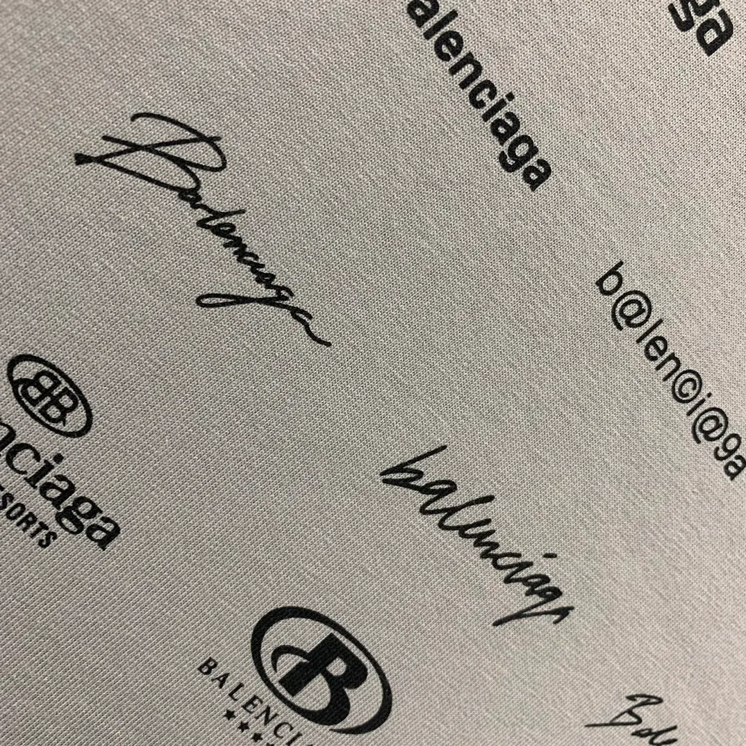 [New] The top version of Balenciaga BALENCIAGA is fully printed with LOGO slogans for male and female couples stars. The same style pure cotton loose short-sleeved T-shirt. Balenciaga was founded by Cristobal Balenciaga, a great genius designer who is known as the representative of the 20th century. For more than half a century since the brand was founded, Balenciaga has been famous for its fashion and elegance in the fashion industry. You can find any of your favorite logos on the front and back of this piece, Ness.  The front and rear printing uses low-coverage screen printing technology, and the glue is imported. The printing is very delicate, and the scratched out problems are very clear and there are no burrs. The fabric is made of 280g double-ply double-yarn pure cotton loose fabric, which is loose and breathable, has good drying effect, full drape and skin toning. Color: Black White Pink Light Gray Dark Gray Size: XS-L P:260