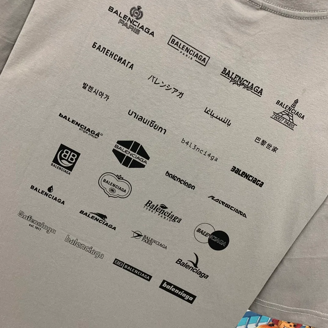 [New] The top version of Balenciaga BALENCIAGA is fully printed with LOGO slogans for male and female couples stars. The same style pure cotton loose short-sleeved T-shirt. Balenciaga was founded by Cristobal Balenciaga, a great genius designer who is known as the representative of the 20th century. For more than half a century since the brand was founded, Balenciaga has been famous for its fashion and elegance in the fashion industry. You can find any of your favorite logos on the front and back of this piece, Ness.  The front and rear printing uses low-coverage screen printing technology, and the glue is imported. The printing is very delicate, and the scratched out problems are very clear and there are no burrs. The fabric is made of 280g double-ply double-yarn pure cotton loose fabric, which is loose and breathable, has good drying effect, full drape and skin toning. Color: Black White Pink Light Gray Dark Gray Size: XS-L P:260