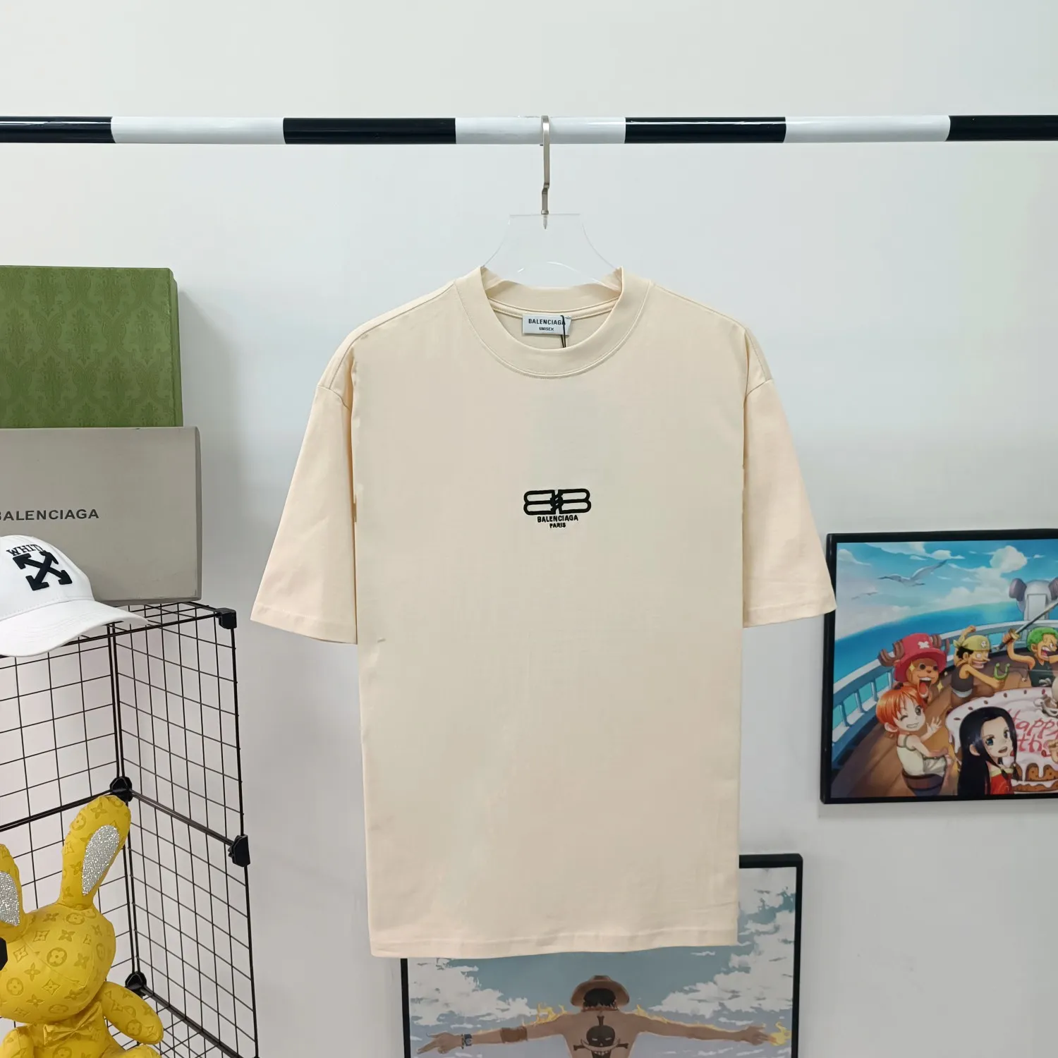 [New] The top tried and tested version of Balenciaga/Balenciaga 2023ss spring new BB lock letter embroidered round neck pullover T-shirt. The appearance of B's ​​single product is of course outstanding. It will definitely attract attention when paired with a couple's style! Fashionable, relaxed and stylish, the atmosphere suddenly fills up~ It is made of 280g double-ply double-yarn plain cotton loose fabric. Good fabrics give us the intuitive feeling that they are high-end, comfortable, soft, delicate and sinewy. Even if you don’t understand fabrics, the touch can give you a new feeling! The design is also really eye-catching. The co-branded print makes the overall look simple and elegant, high-end and fashionable ~ The BB lock letter embroidery design on the chest breaks the boring and boring design of previous years and makes it more youthful and fashionable, adding a trendy style that keeps pace with the times! An item with obvious high street style, OS loose fit cutting design, and the upper body is very durable. This short-sleeved shirt can definitely add a lot of color to your outfit, and also provide you with more charm and temptation in your daily life. Size: XS-L Color: black, off-white P:240