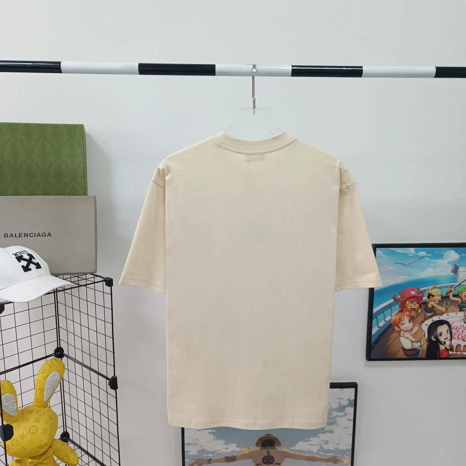 [New] The top tried and tested version of Balenciaga/Balenciaga 2023ss spring new BB lock letter embroidered round neck pullover T-shirt. The appearance of B's ​​single product is of course outstanding. It will definitely attract attention when paired with a couple's style! Fashionable, relaxed and stylish, the atmosphere suddenly fills up~ It is made of 280g double-ply double-yarn plain cotton loose fabric. Good fabrics give us the intuitive feeling that they are high-end, comfortable, soft, delicate and sinewy. Even if you don’t understand fabrics, the touch can give you a new feeling! The design is also really eye-catching. The co-branded print makes the overall look simple and elegant, high-end and fashionable ~ The BB lock letter embroidery design on the chest breaks the boring and boring design of previous years and makes it more youthful and fashionable, adding a trendy style that keeps pace with the times! An item with obvious high street style, OS loose fit cutting design, and the upper body is very durable. This short-sleeved shirt can definitely add a lot of color to your outfit, and also provide you with more charm and temptation in your daily life. Size: XS-L Color: black, off-white P:240