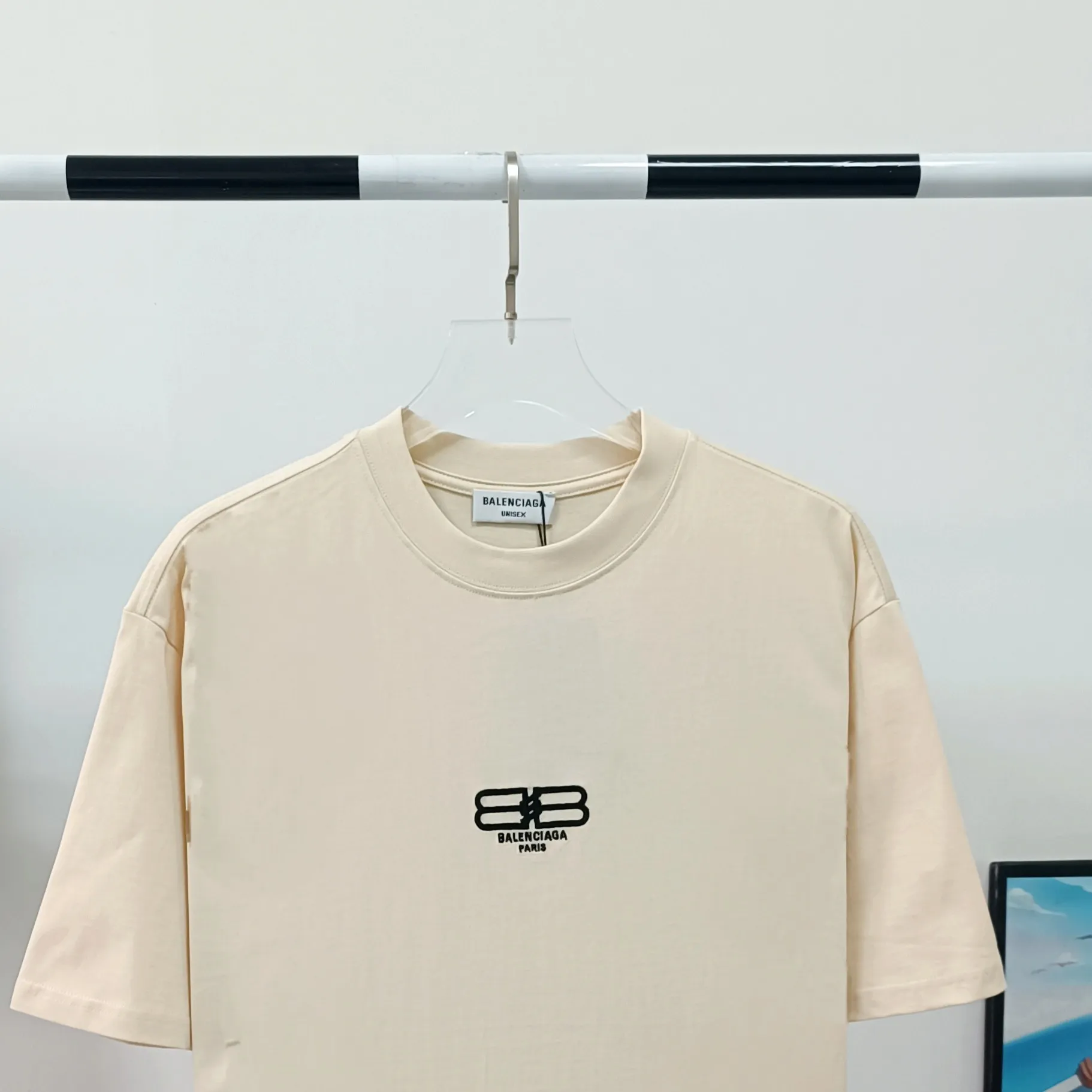 [New] The top tried and tested version of Balenciaga/Balenciaga 2023ss spring new BB lock letter embroidered round neck pullover T-shirt. The appearance of B's ​​single product is of course outstanding. It will definitely attract attention when paired with a couple's style! Fashionable, relaxed and stylish, the atmosphere suddenly fills up~ It is made of 280g double-ply double-yarn plain cotton loose fabric. Good fabrics give us the intuitive feeling that they are high-end, comfortable, soft, delicate and sinewy. Even if you don’t understand fabrics, the touch can give you a new feeling! The design is also really eye-catching. The co-branded print makes the overall look simple and elegant, high-end and fashionable ~ The BB lock letter embroidery design on the chest breaks the boring and boring design of previous years and makes it more youthful and fashionable, adding a trendy style that keeps pace with the times! An item with obvious high street style, OS loose fit cutting design, and the upper body is very durable. This short-sleeved shirt can definitely add a lot of color to your outfit, and also provide you with more charm and temptation in your daily life. Size: XS-L Color: black, off-white P:240